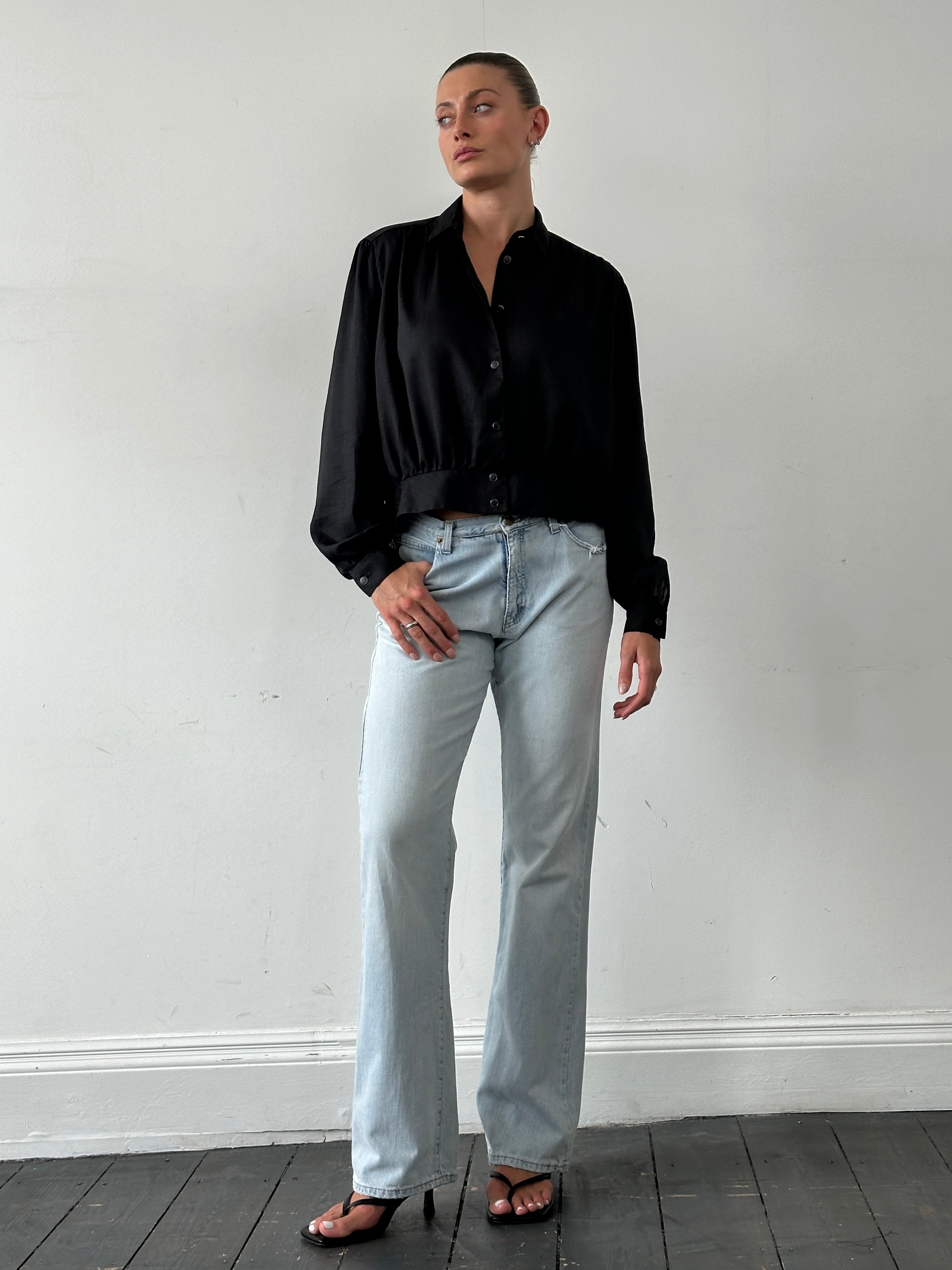 Vintage pleated cropped button-up shirt in M/L size, featuring a stylish vintage design with pleats and a classic collar.