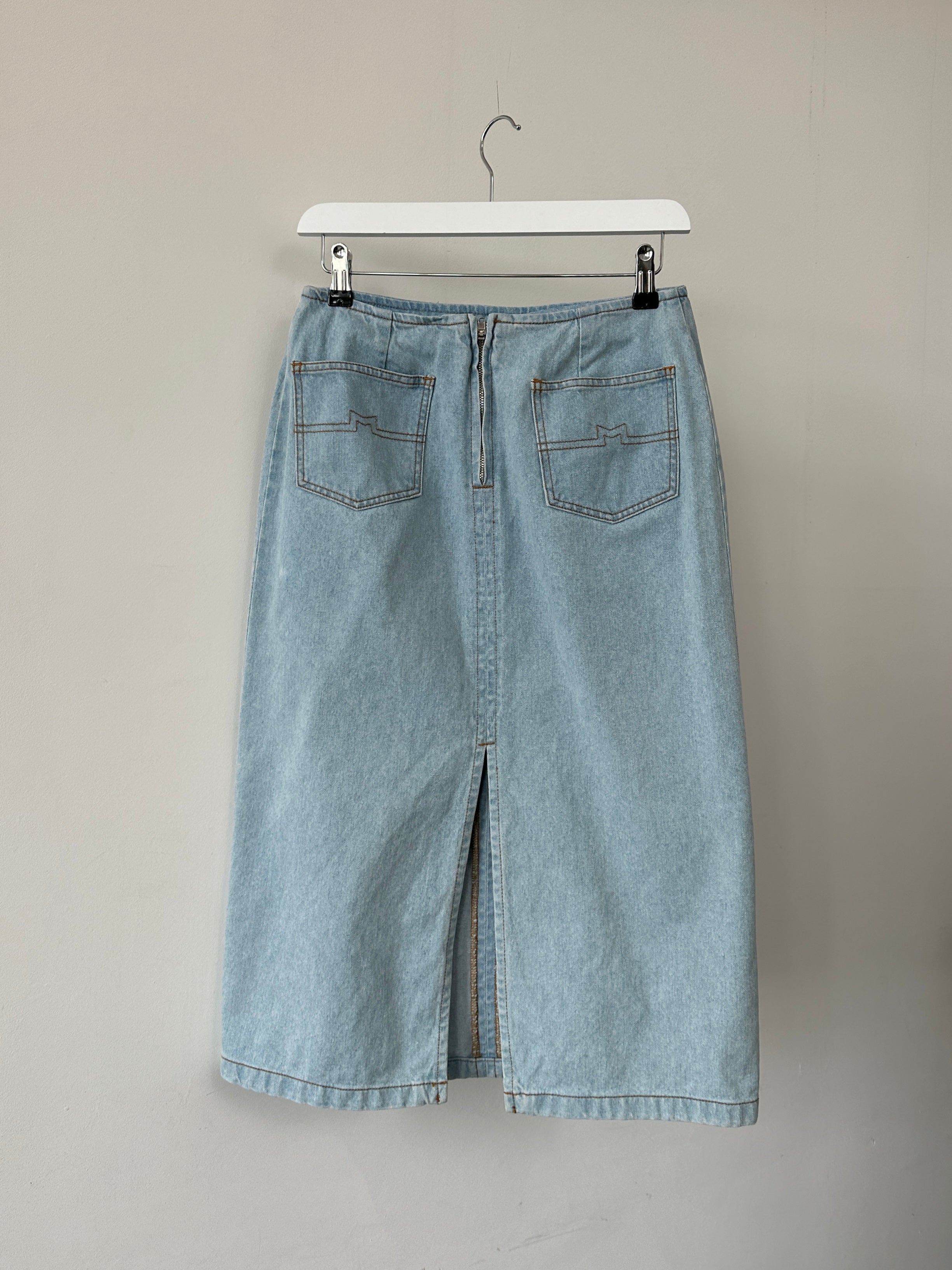Max Mara pure cotton denim midi skirt in W26, featuring a classic design and clean stitching, displayed on a neutral background.
