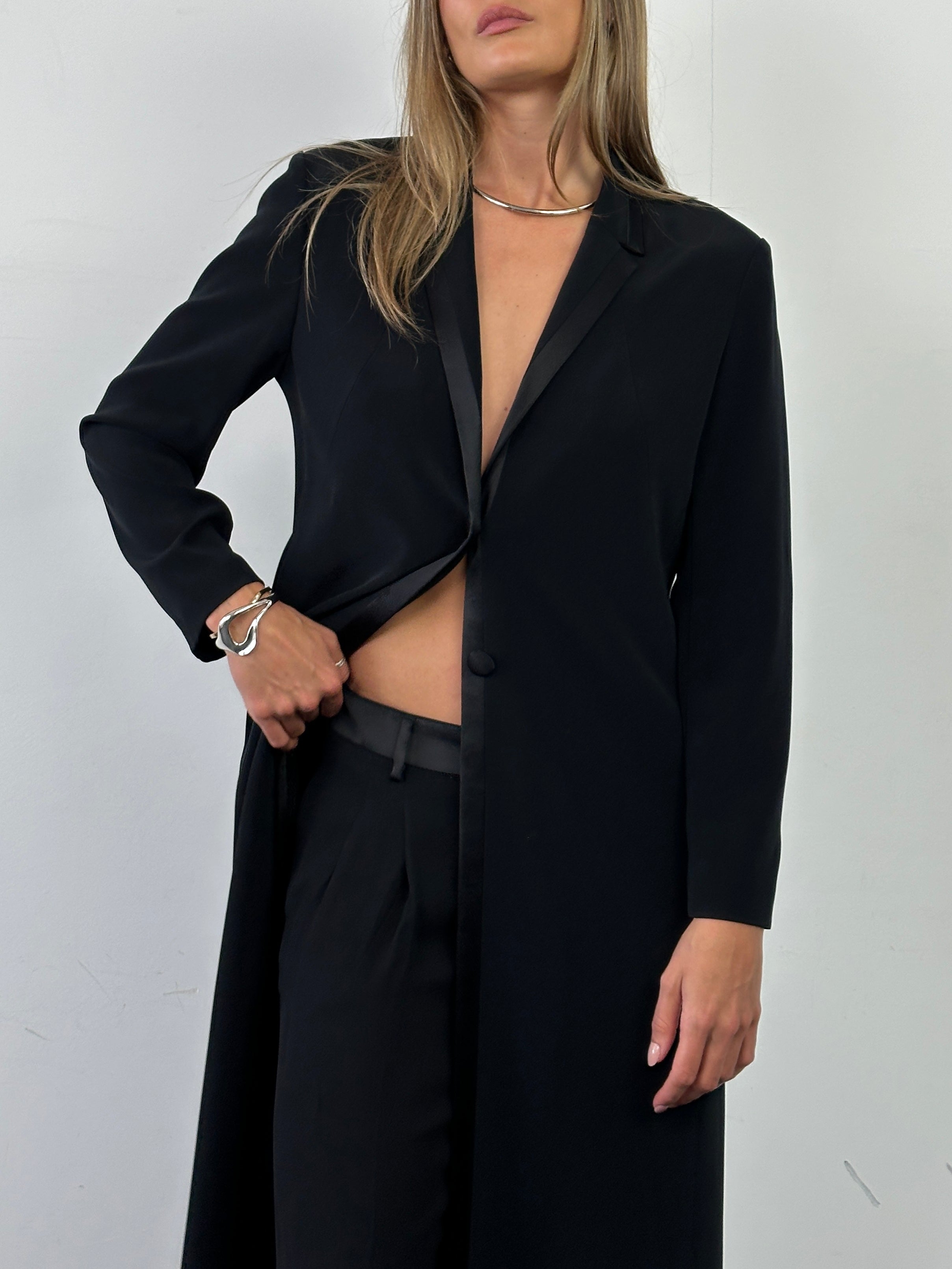 Vintage lightweight tuxedo coat in size S, tailored fit with classic lapels, ideal for formal occasions.