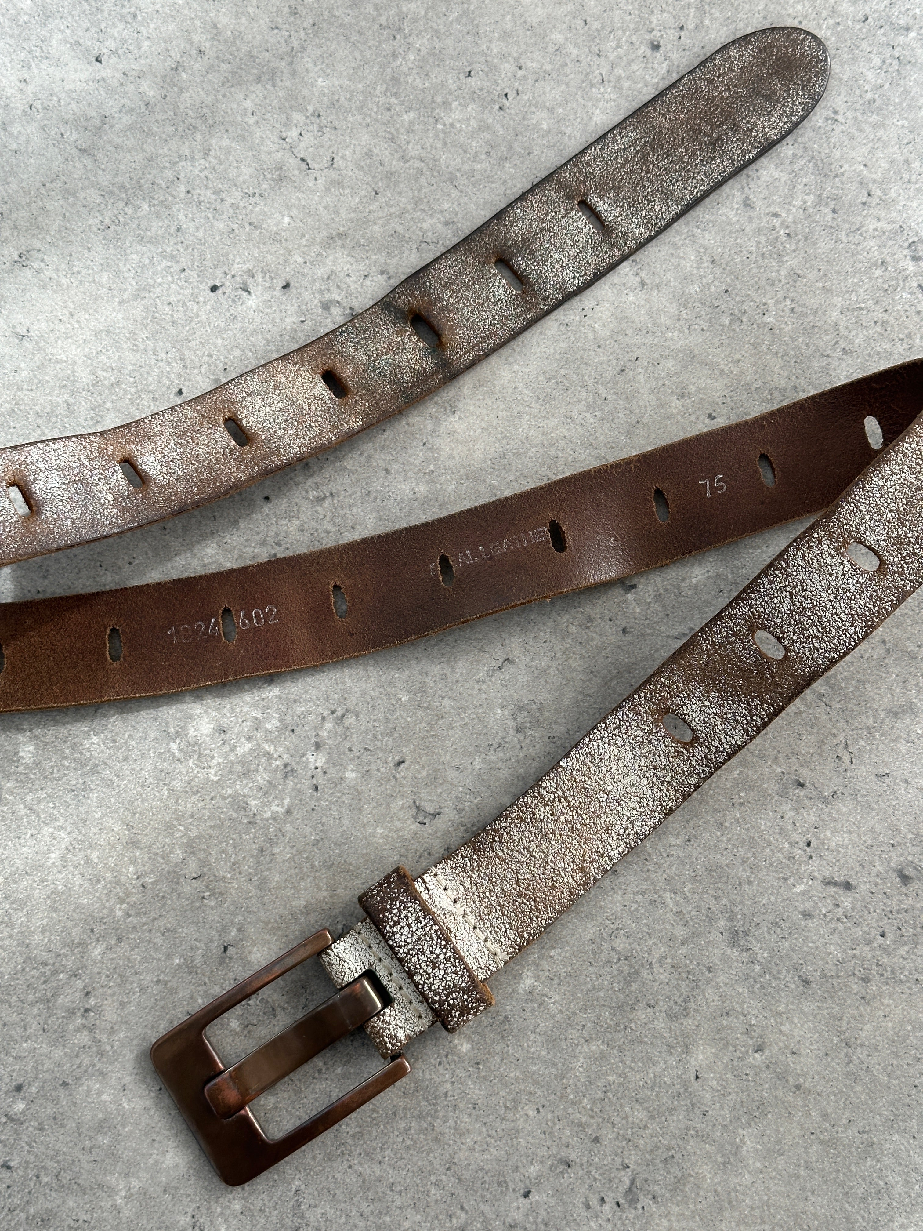 Vintage 1980s distressed leather belt with worn finish, adjustable W24-33, classic accessory featuring authentic vintage style.