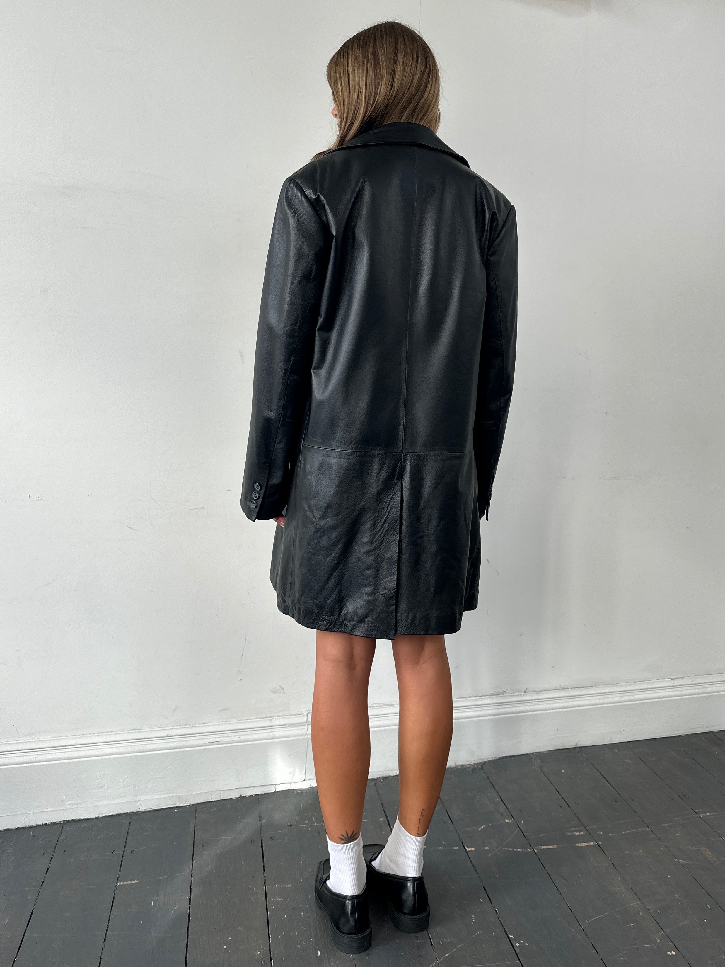 Vintage Italian leather trench coat in size L/XL, stylish and classic jacket with a timeless vintage design and rich leather texture.
