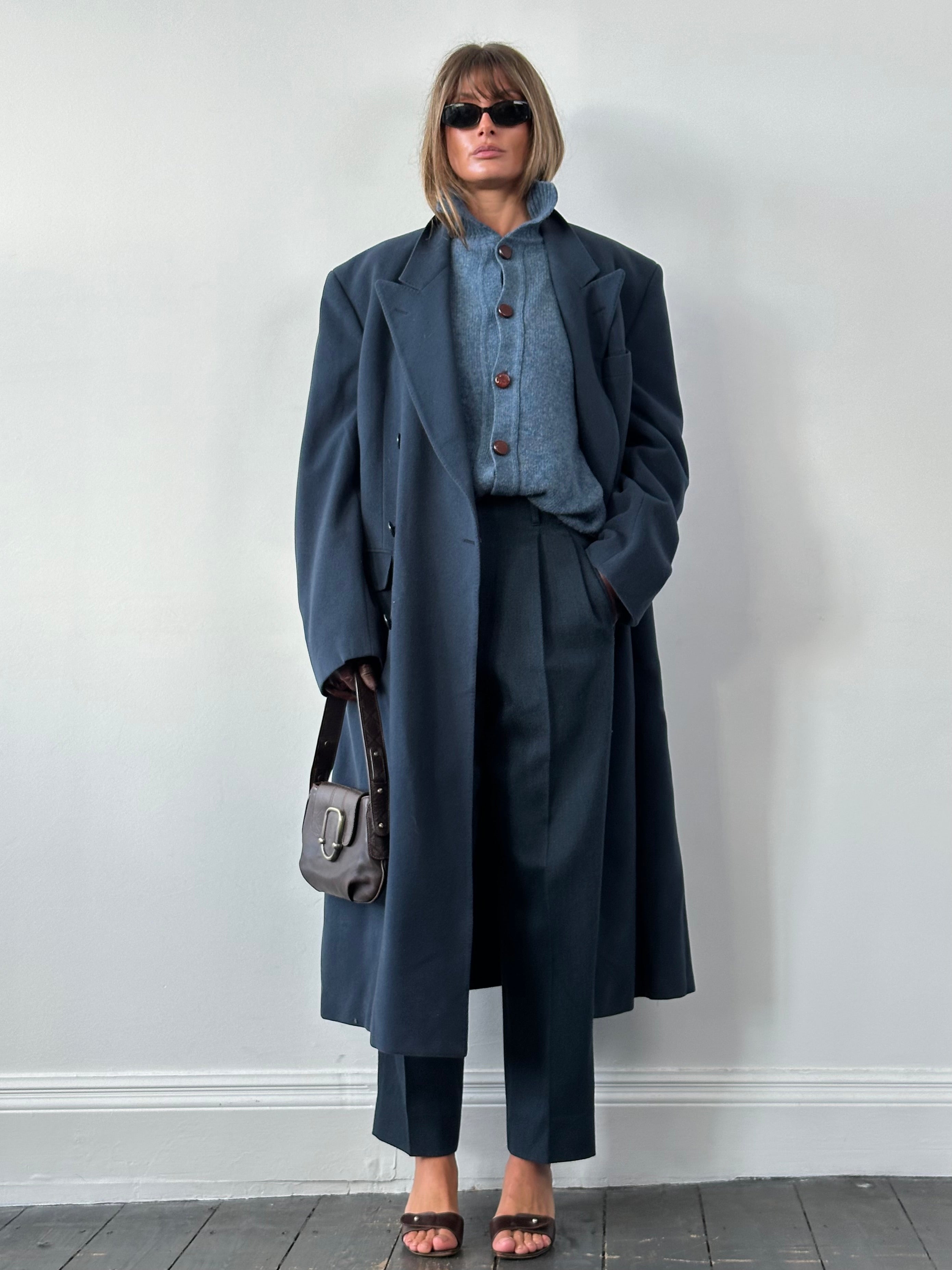 Italian Vintage high-waisted pure wool tailored trousers in W28, showcasing classic fit and elegant design.