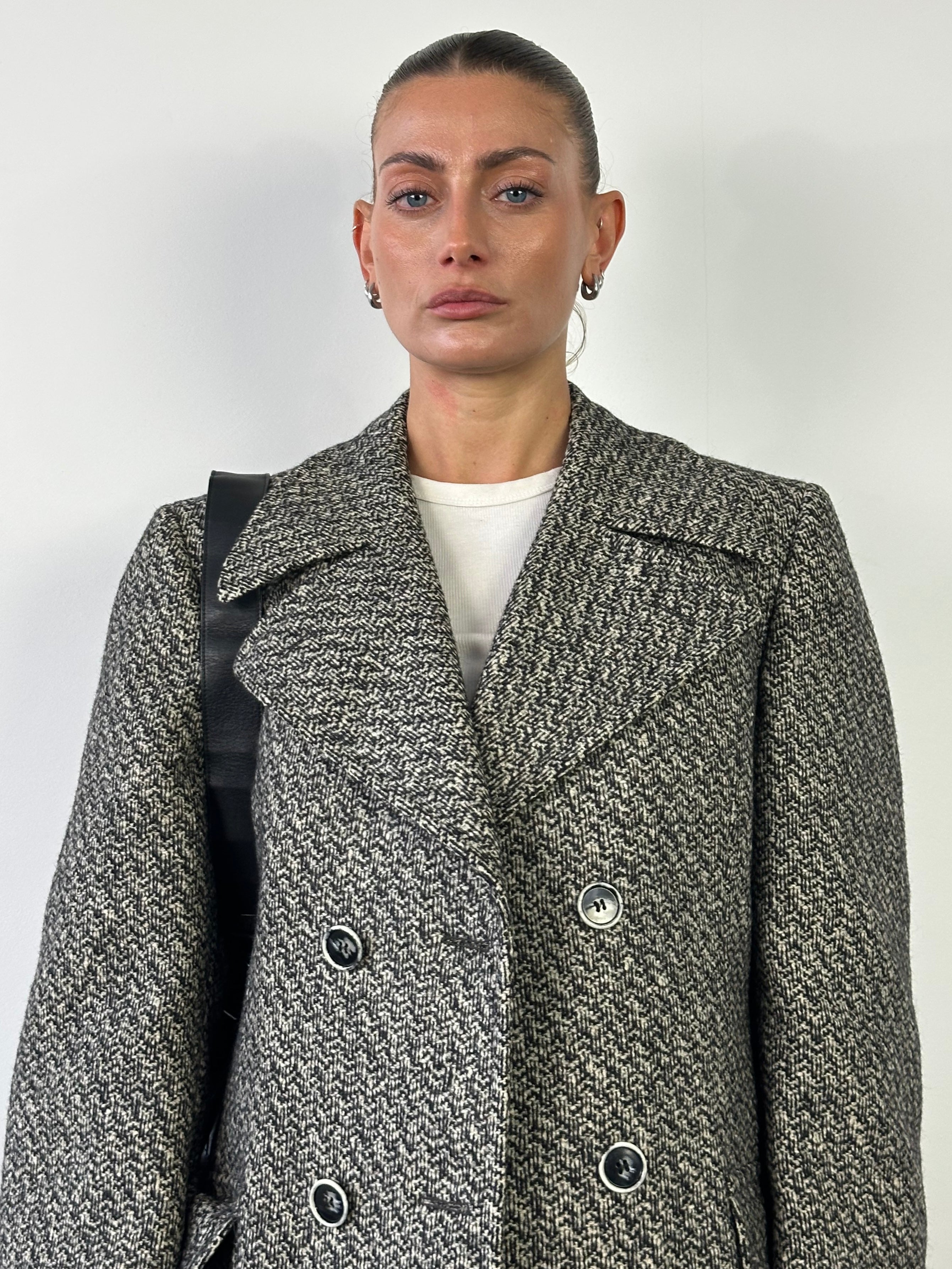 Vintage Italian 1990s pure wool double-breasted coat, size M, classic vintage coat with tailored lapels and button details.