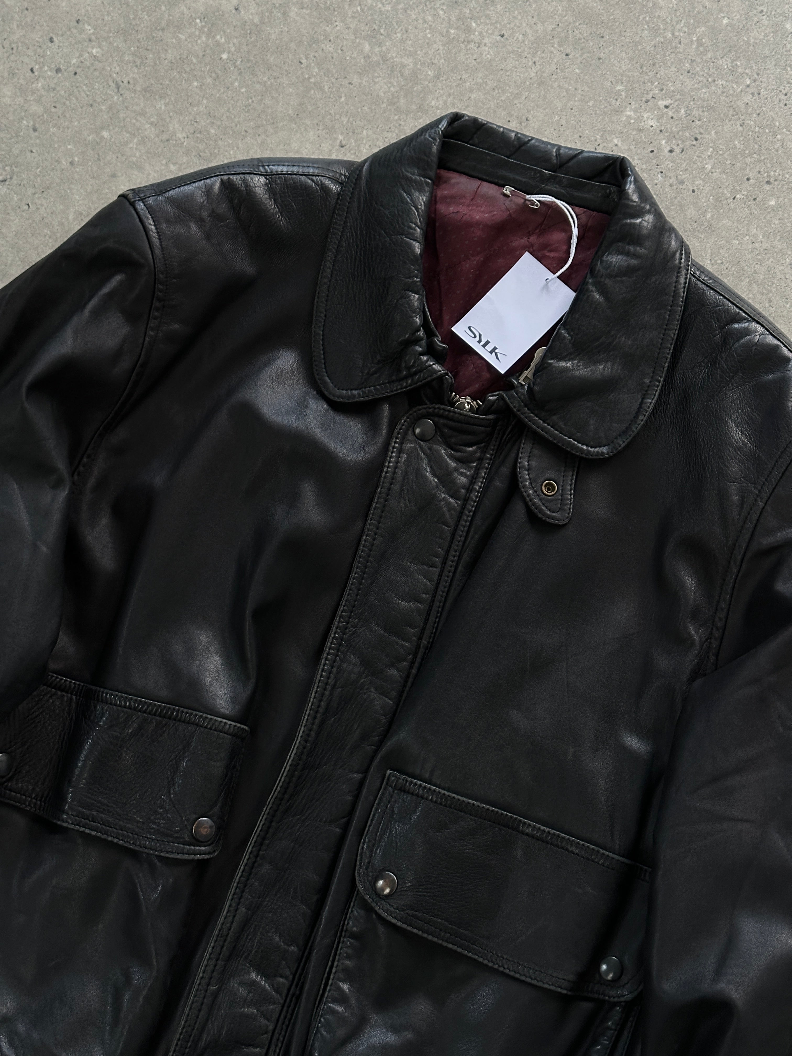 Vintage leather bomber jacket in size M/L, featuring classic design with a rugged leather exterior and vintage style details.