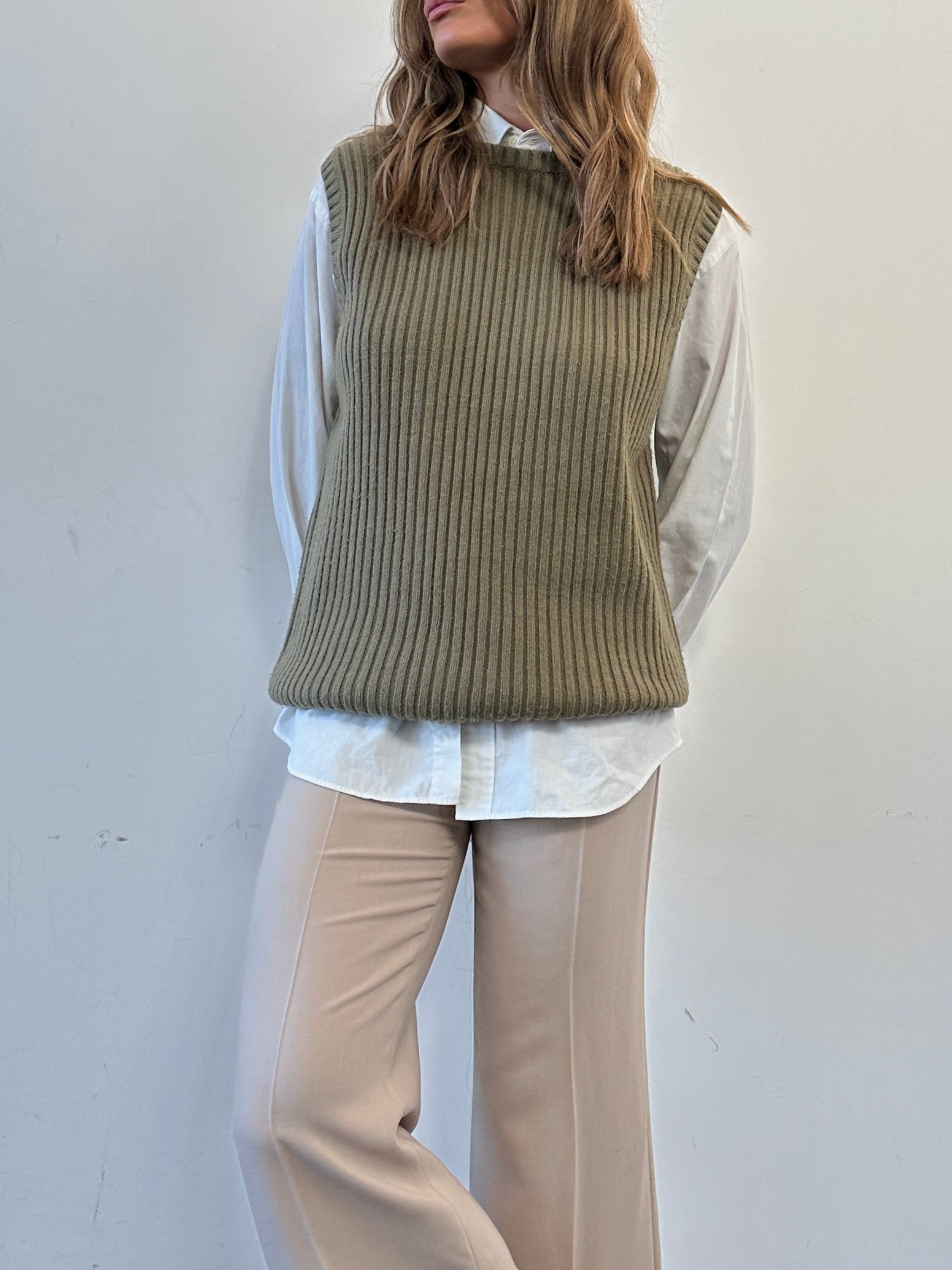 Vintage brand vintage ribbed knit sleeveless vest jumper, size L, showing close-up of textured fabric and sleeveless design.