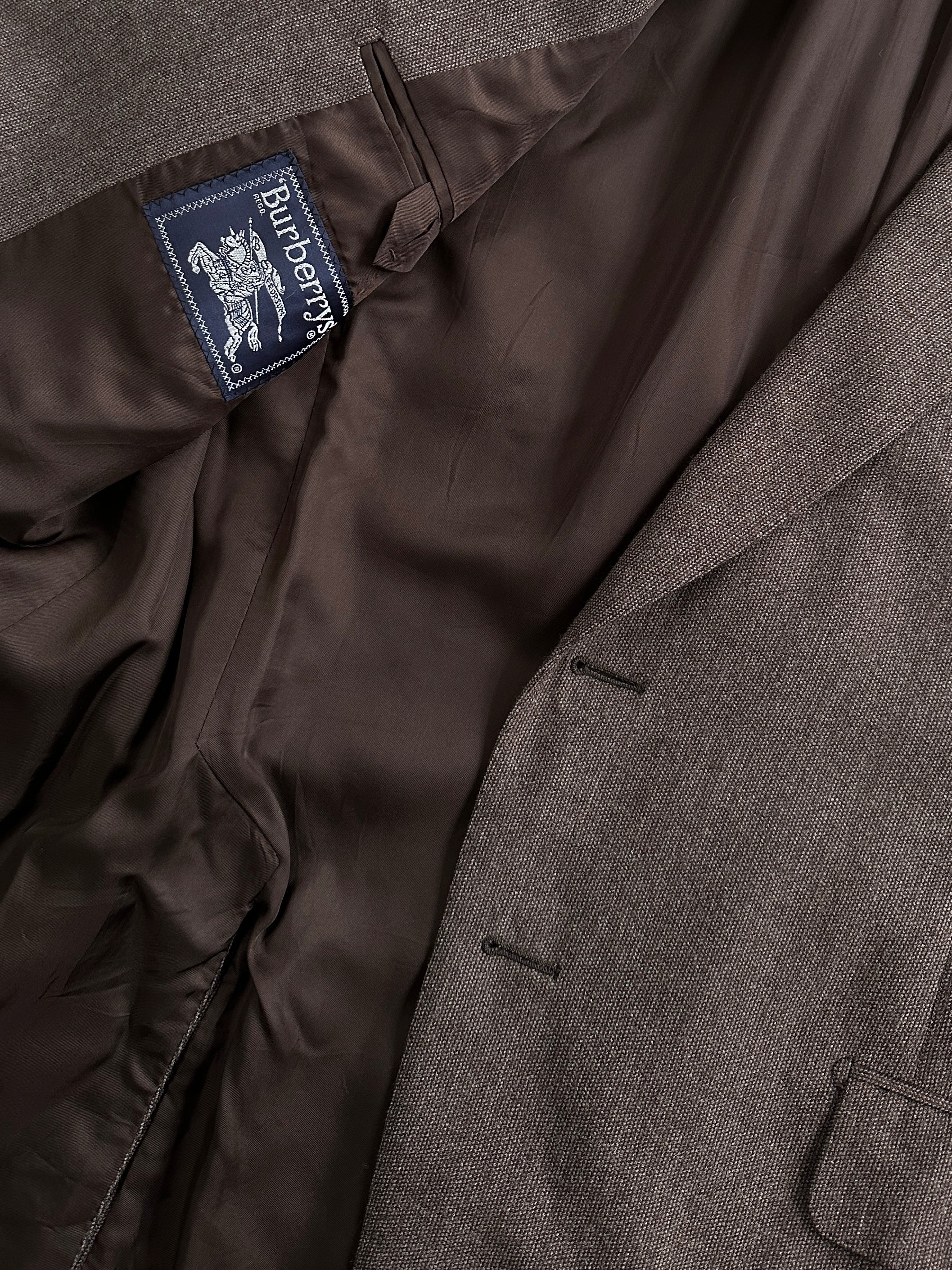 Burberry 1990s pure wool single-breasted blazer in size 42R/L, classic design with tailored fit and traditional button closure.