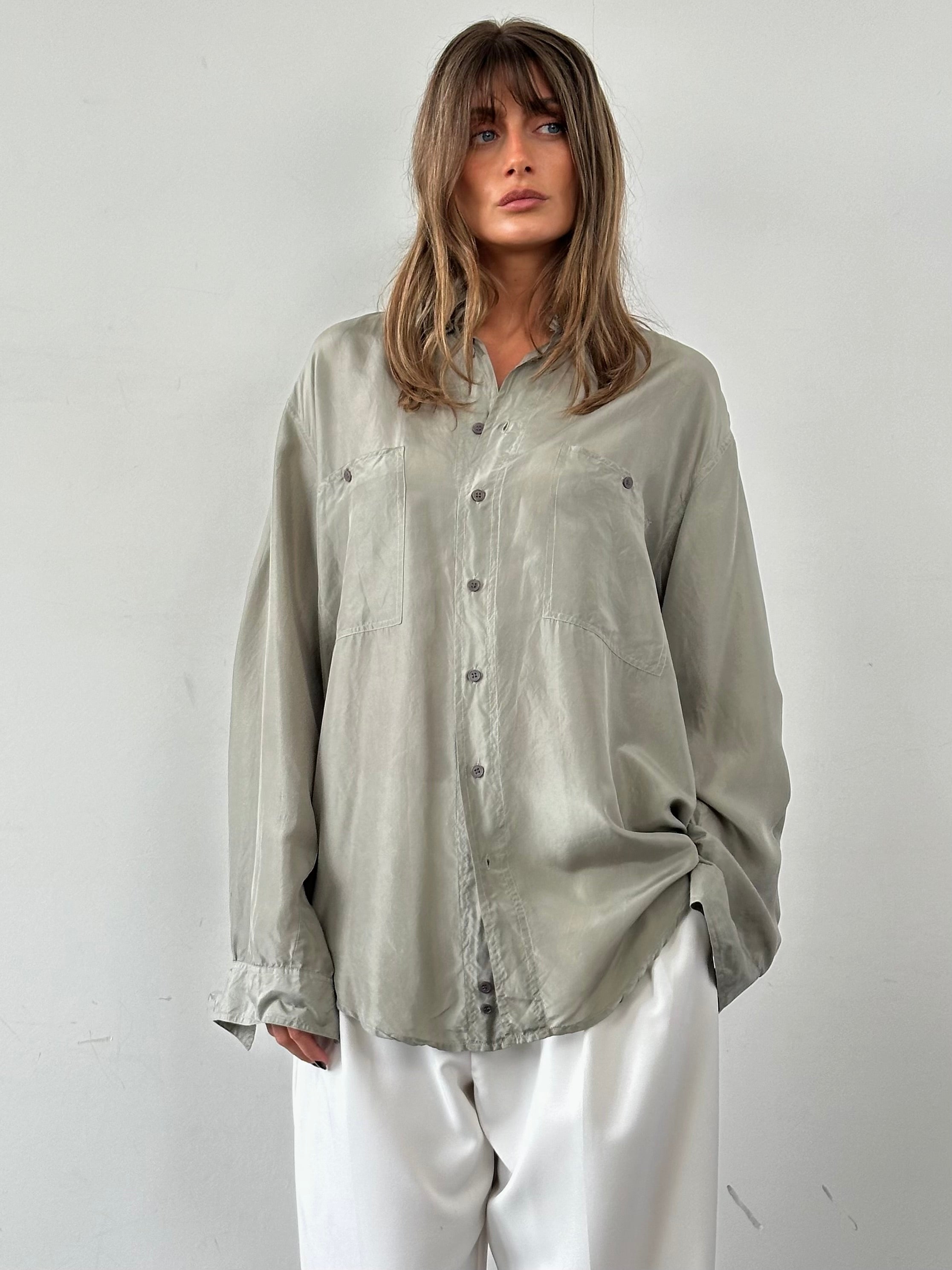 Vintage pure silk relaxed shirt in XXL, shown in a soft, flowing fabric with a casual fit and classic collar.