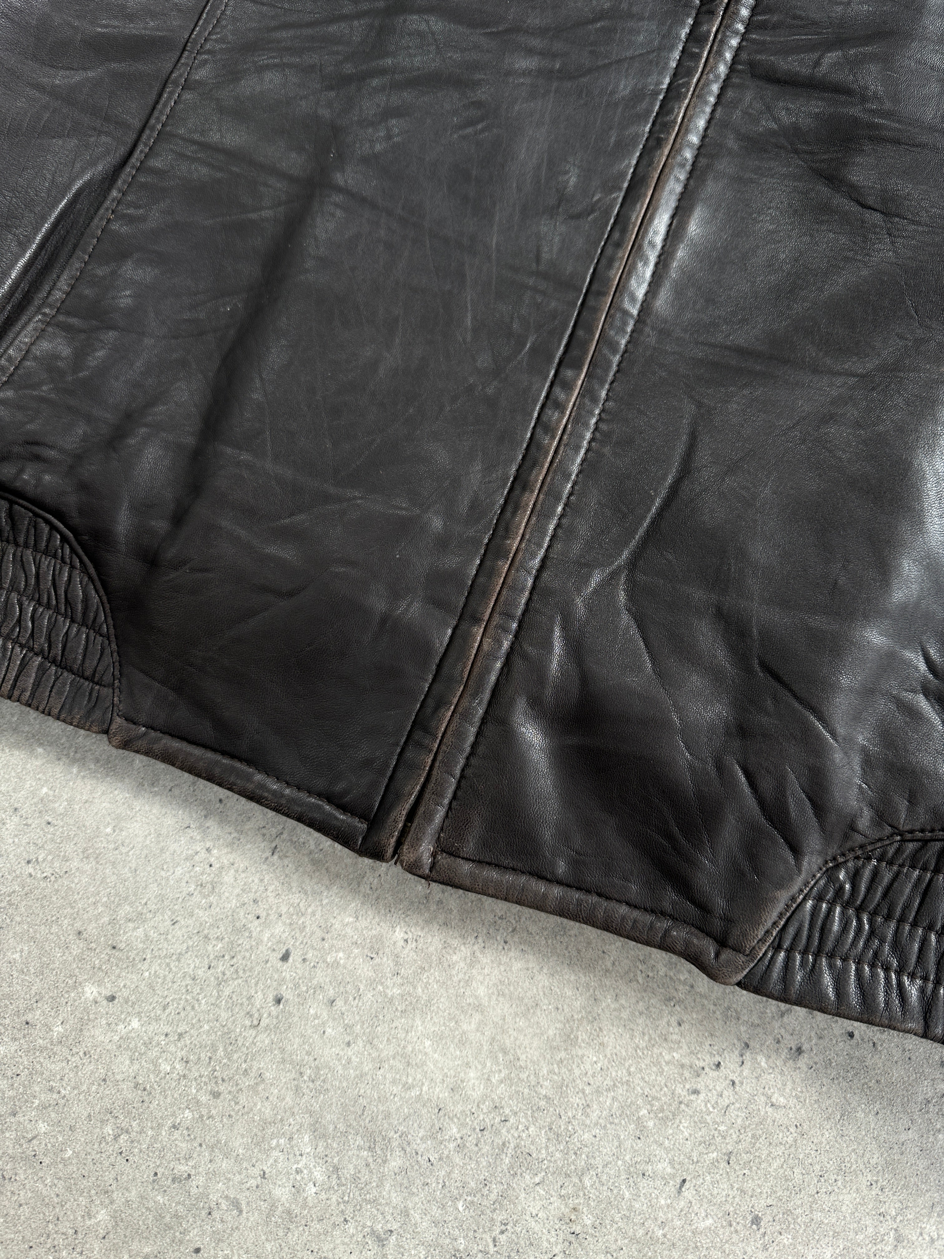 London Fog 1990s distressed leather jacket, men's size L, with rugged leather texture and classic design details.