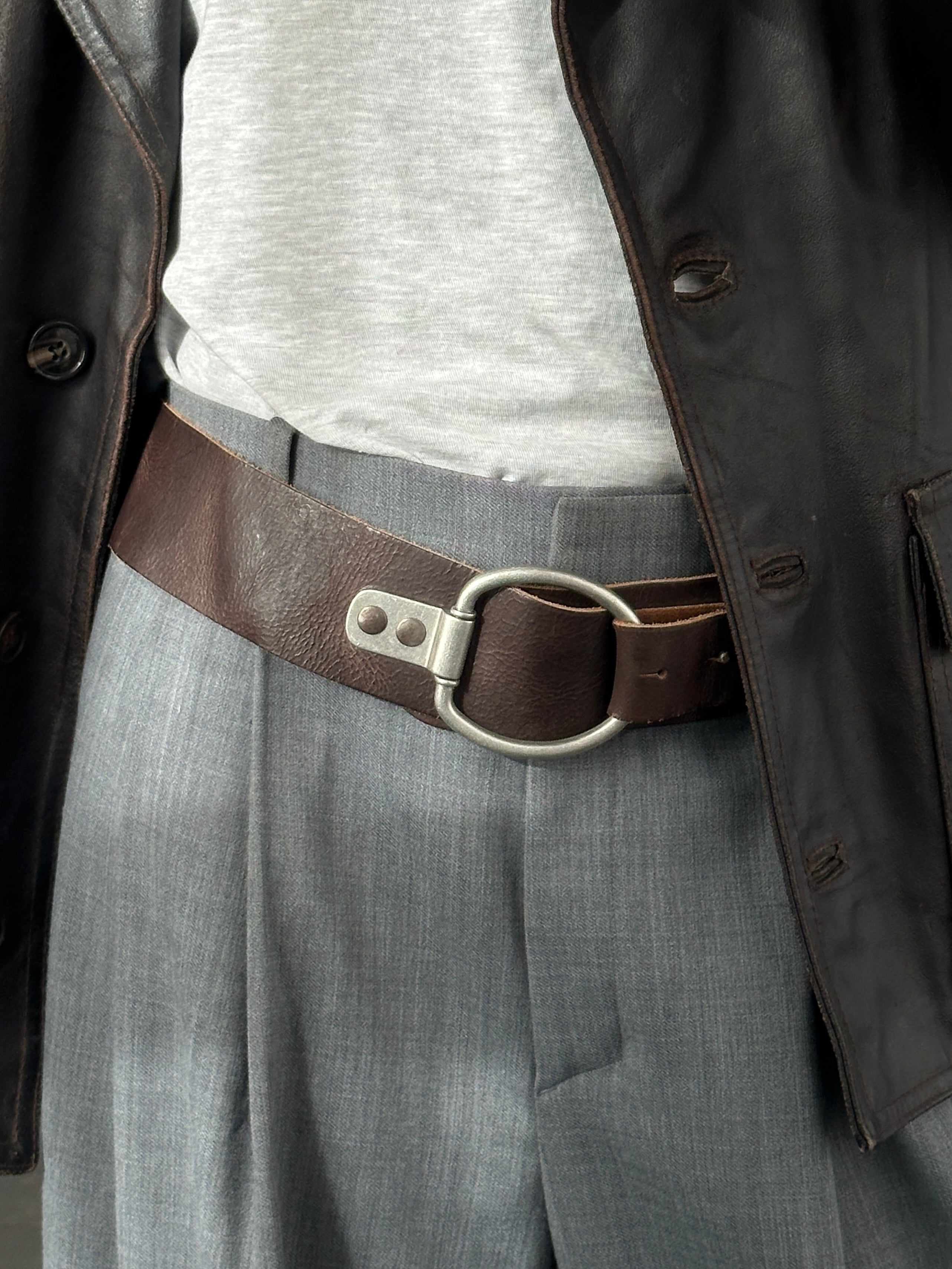 Vintage 1990s chunky leather belt in brown with brass buckle, size W34-36, featuring distressed leather and retro style.