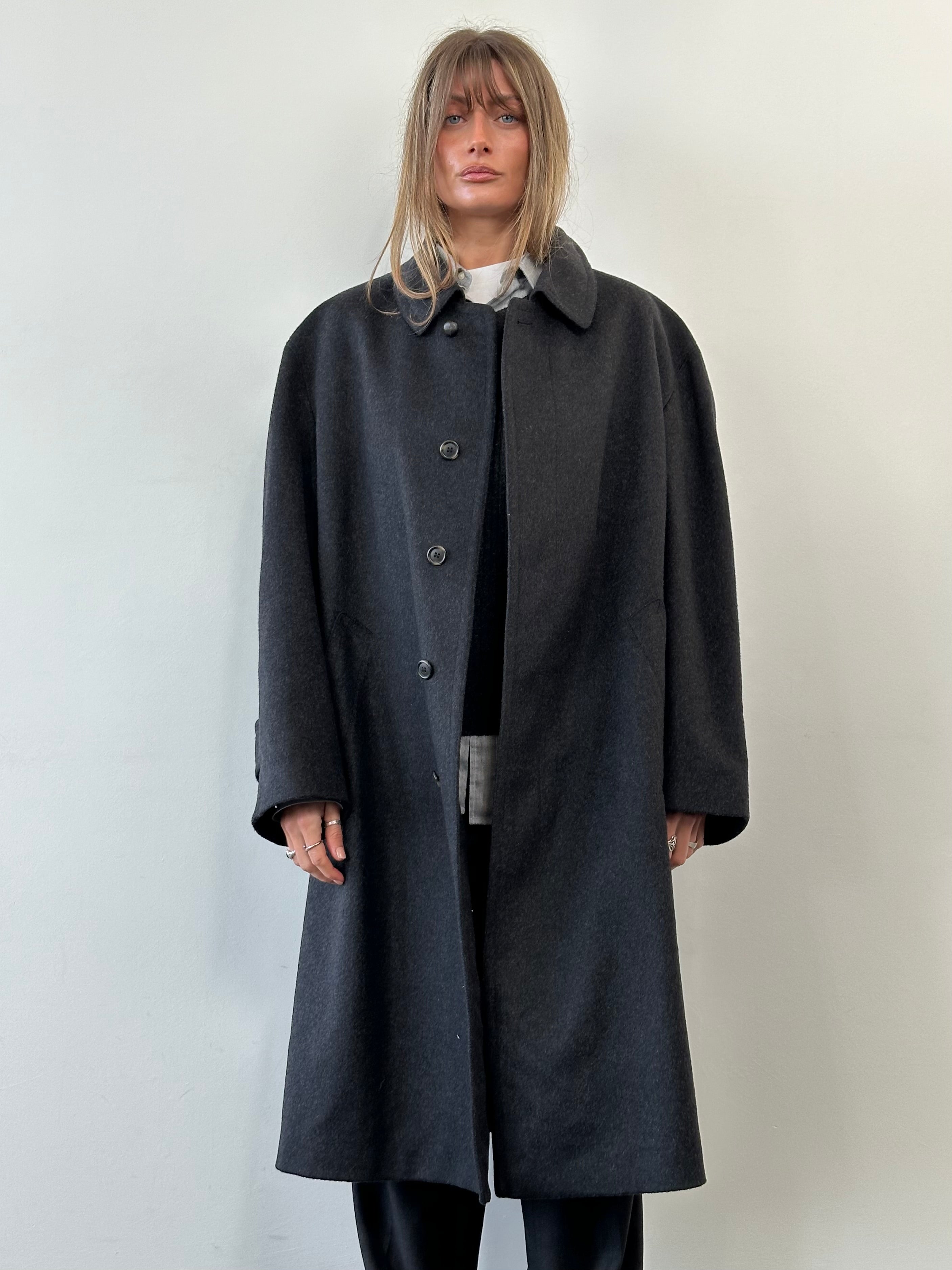 Vintage Italian wool coat with single-breasted design and concealed placket in XL/XXL size, featuring classic vintage style.