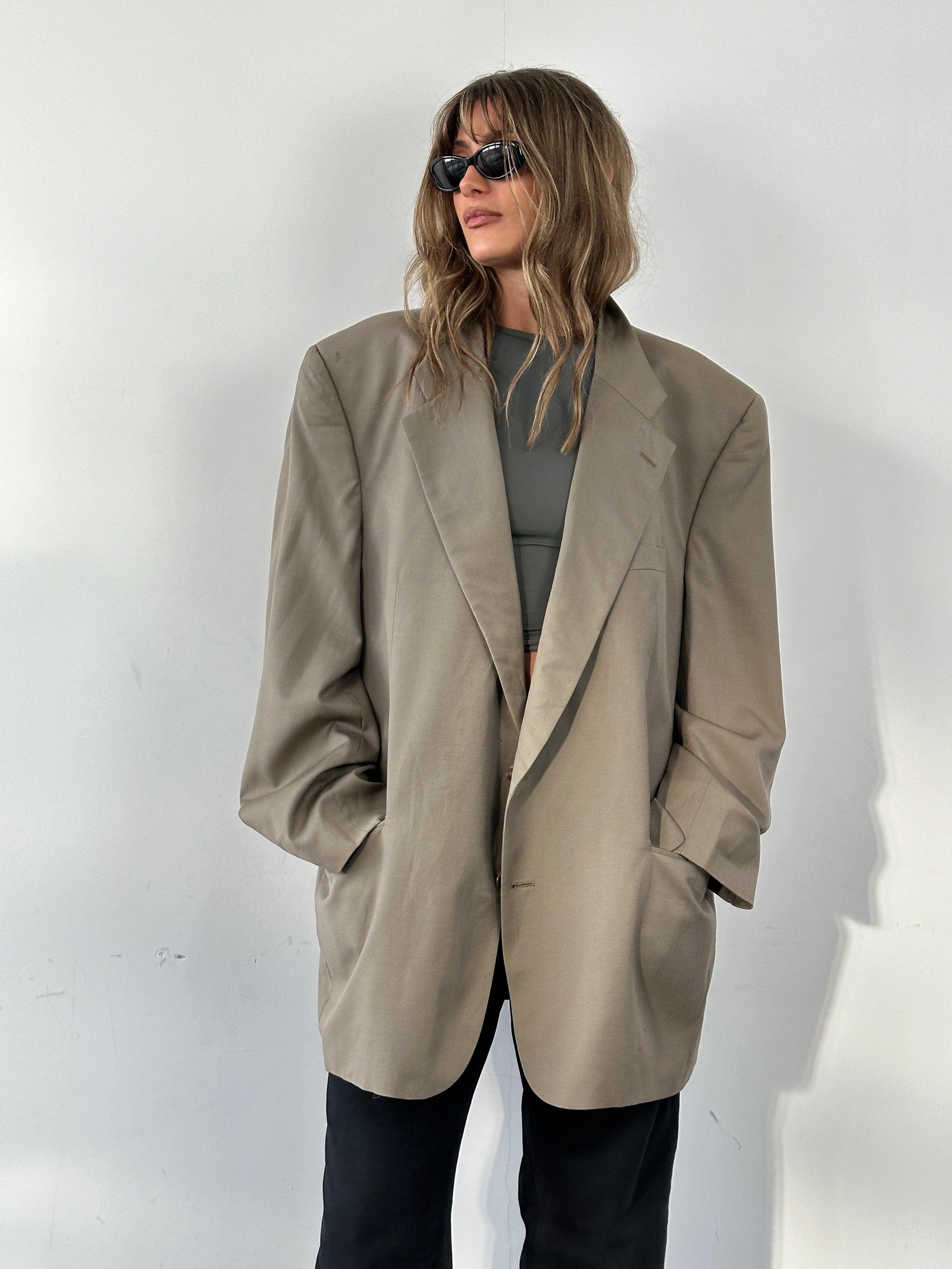 Burberry pure wool single-breasted blazer in XXL size, tailored fit with classic lapels and button closure, stylish and sophisticated.