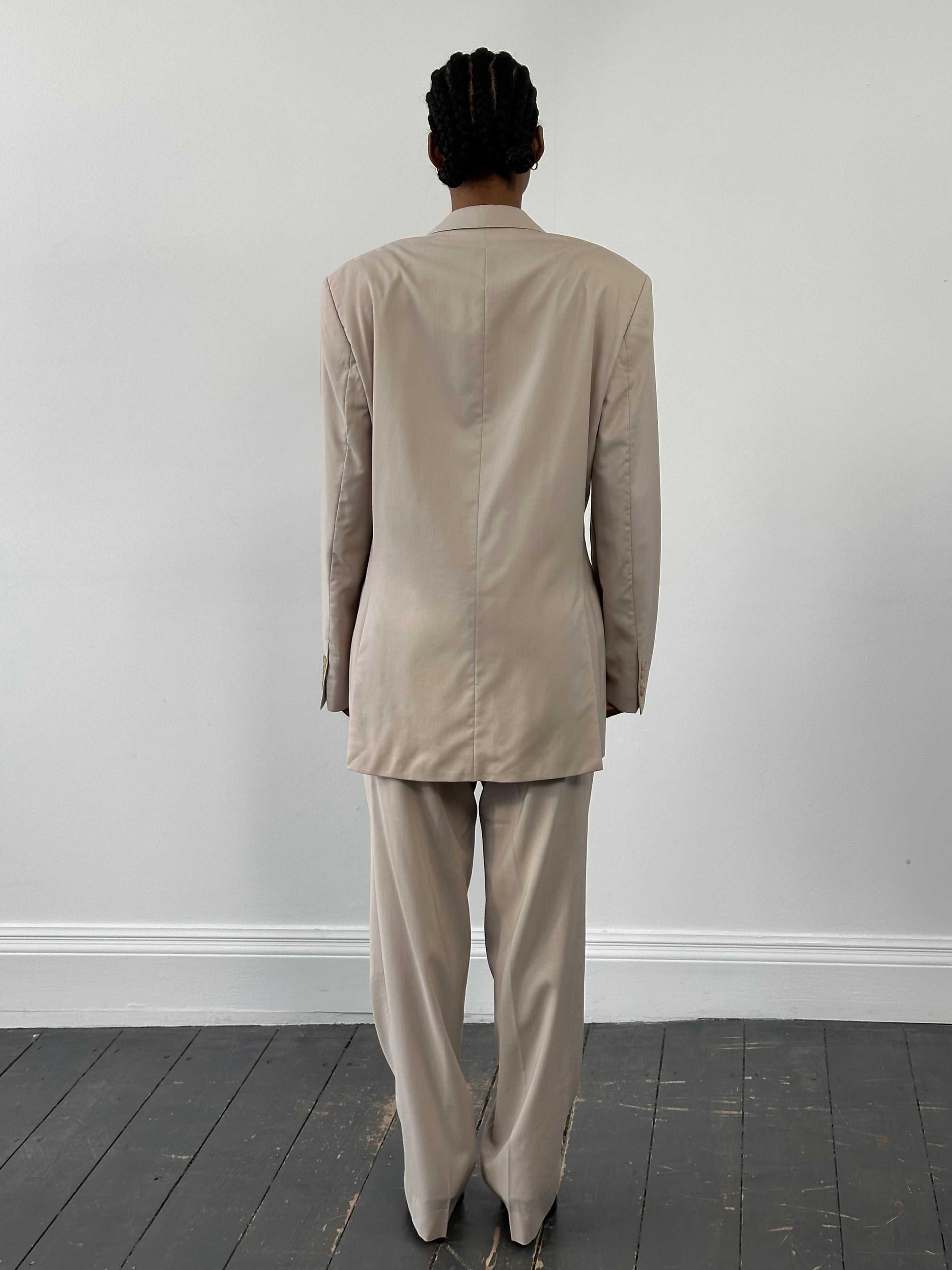 Hugo Boss 2000s pure wool single-breasted suit in size 40R/W34, tailored fit with classic lapel and button closure.