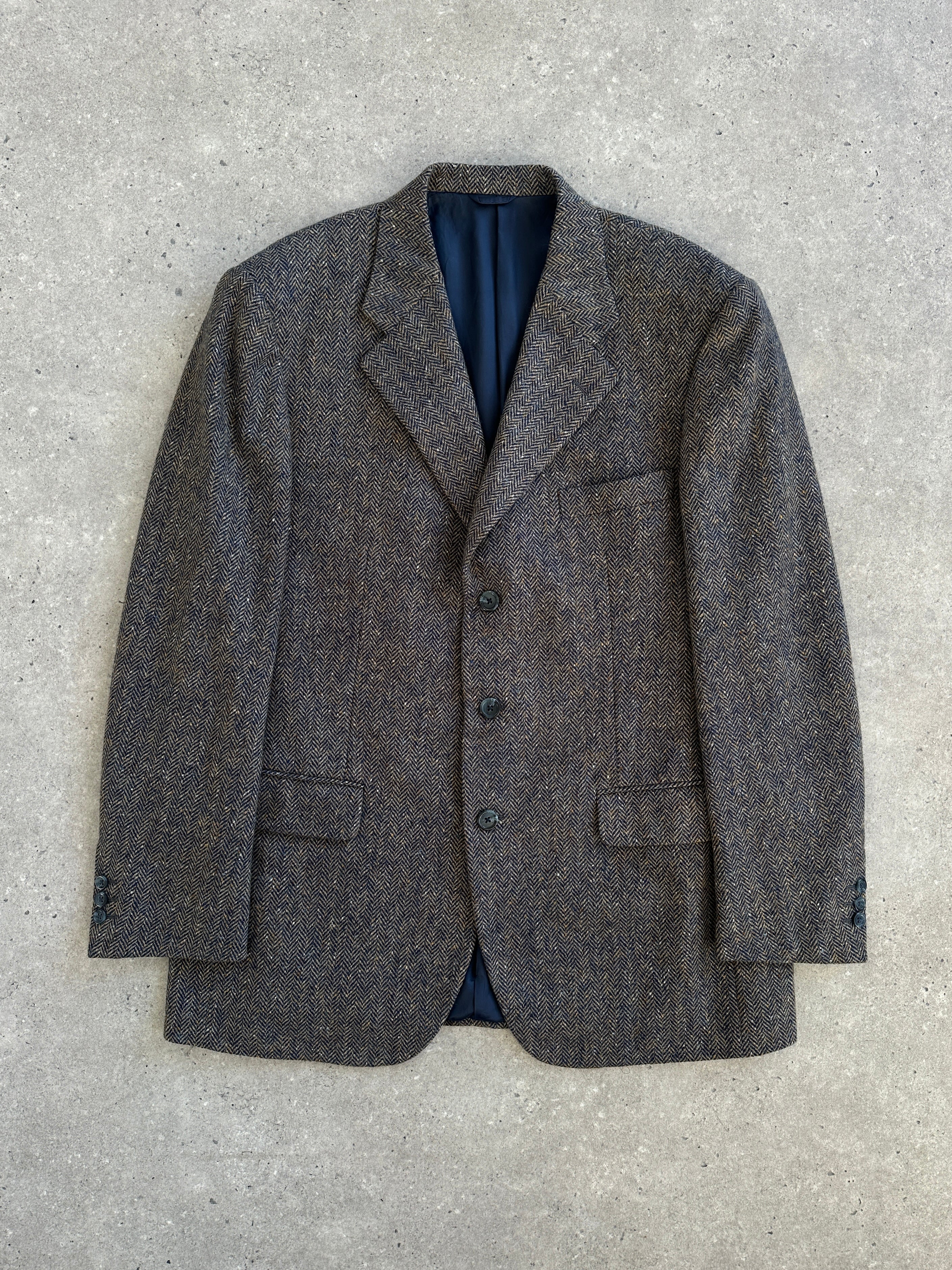 Burberry 1990s herringbone wool single-breasted blazer in size 42R/XL, featuring classic tailored design and authentic branding.