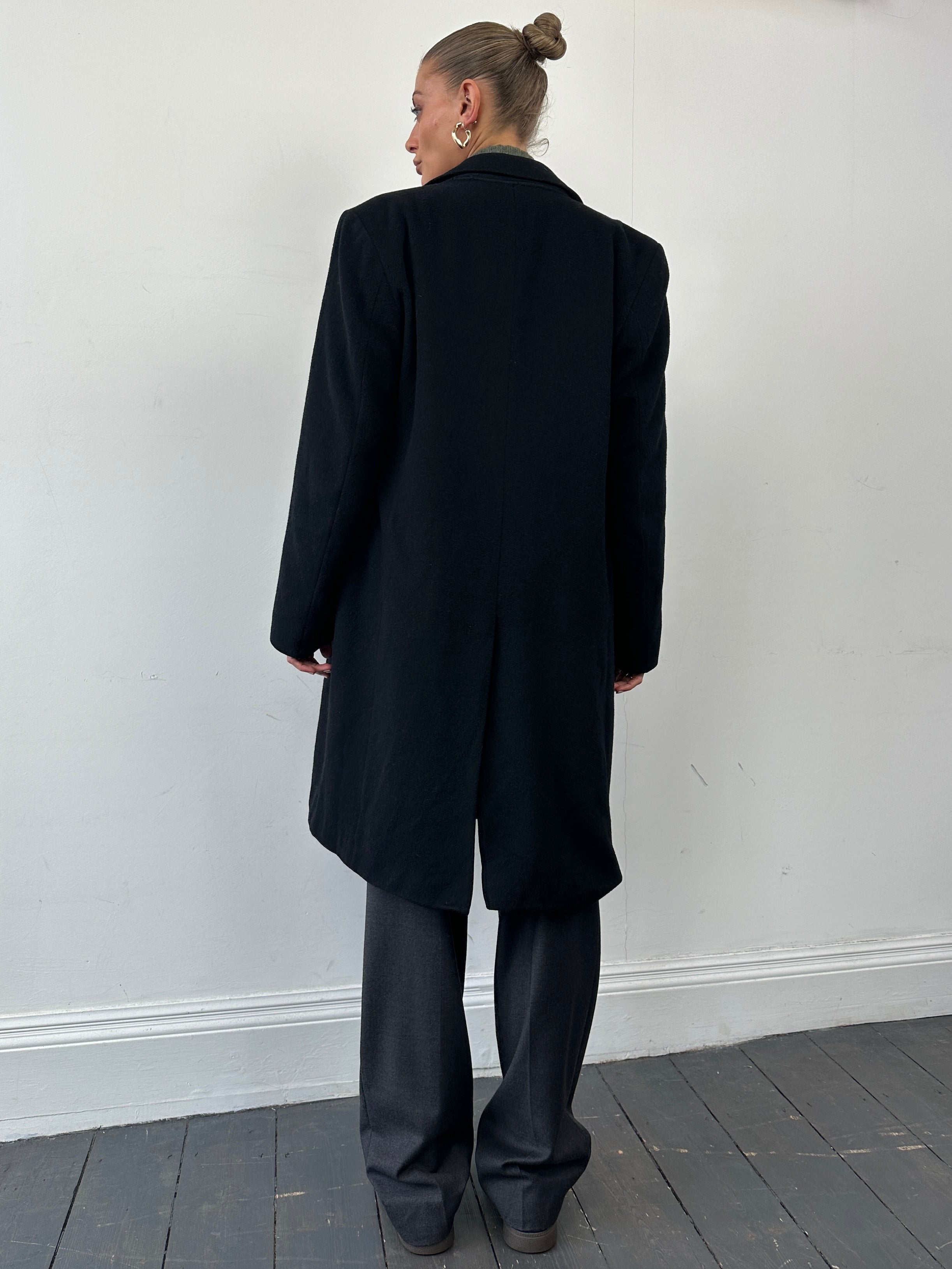 Vintage pure cashmere coat with concealed placket, single-breasted design in size L, showcasing a elegant, classic outerwear style.