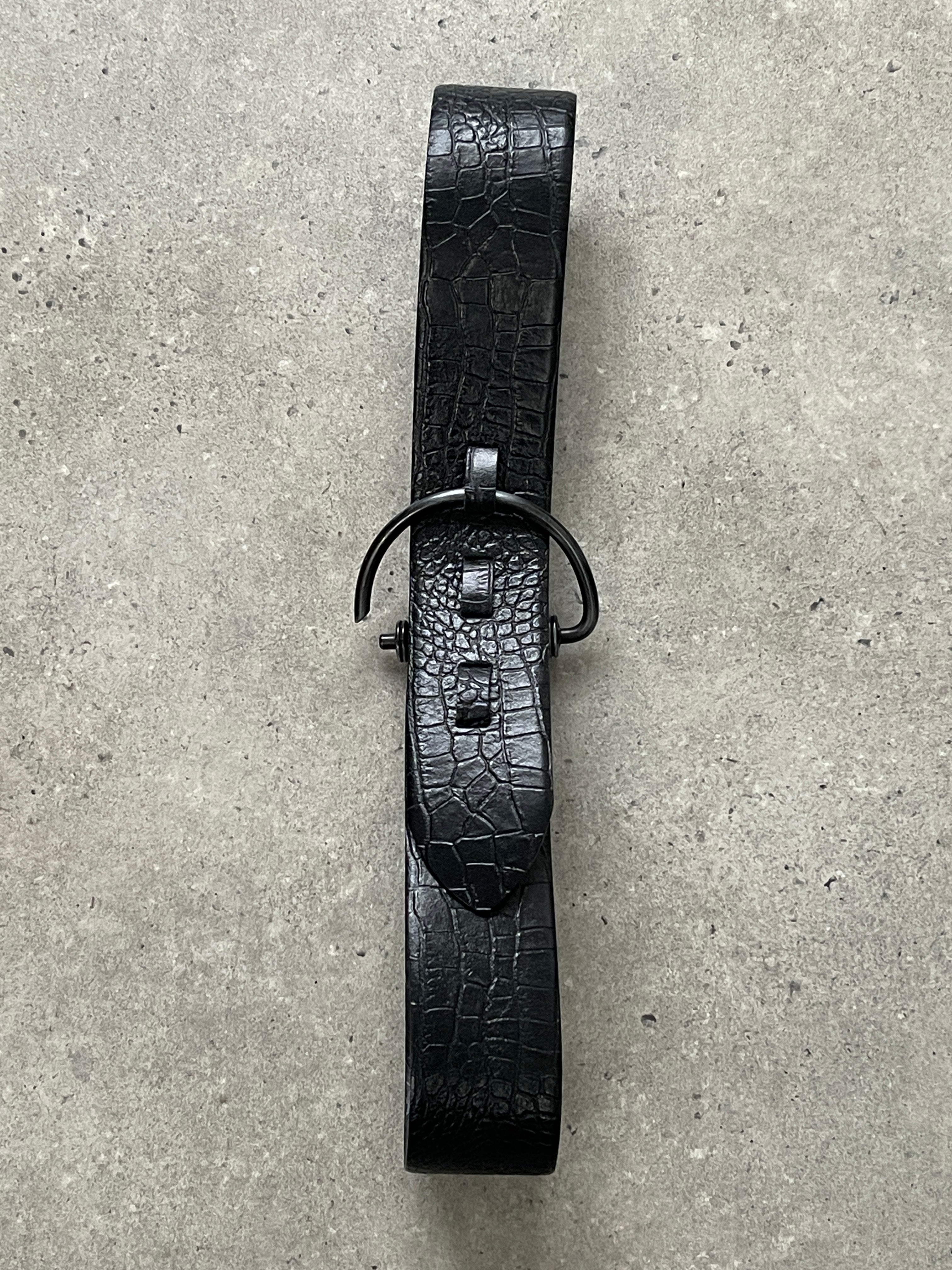 Vintage 1990s leather chunky D-ring belt in sizes W36-W40, featuring a rugged, stylish design with adjustable fit.