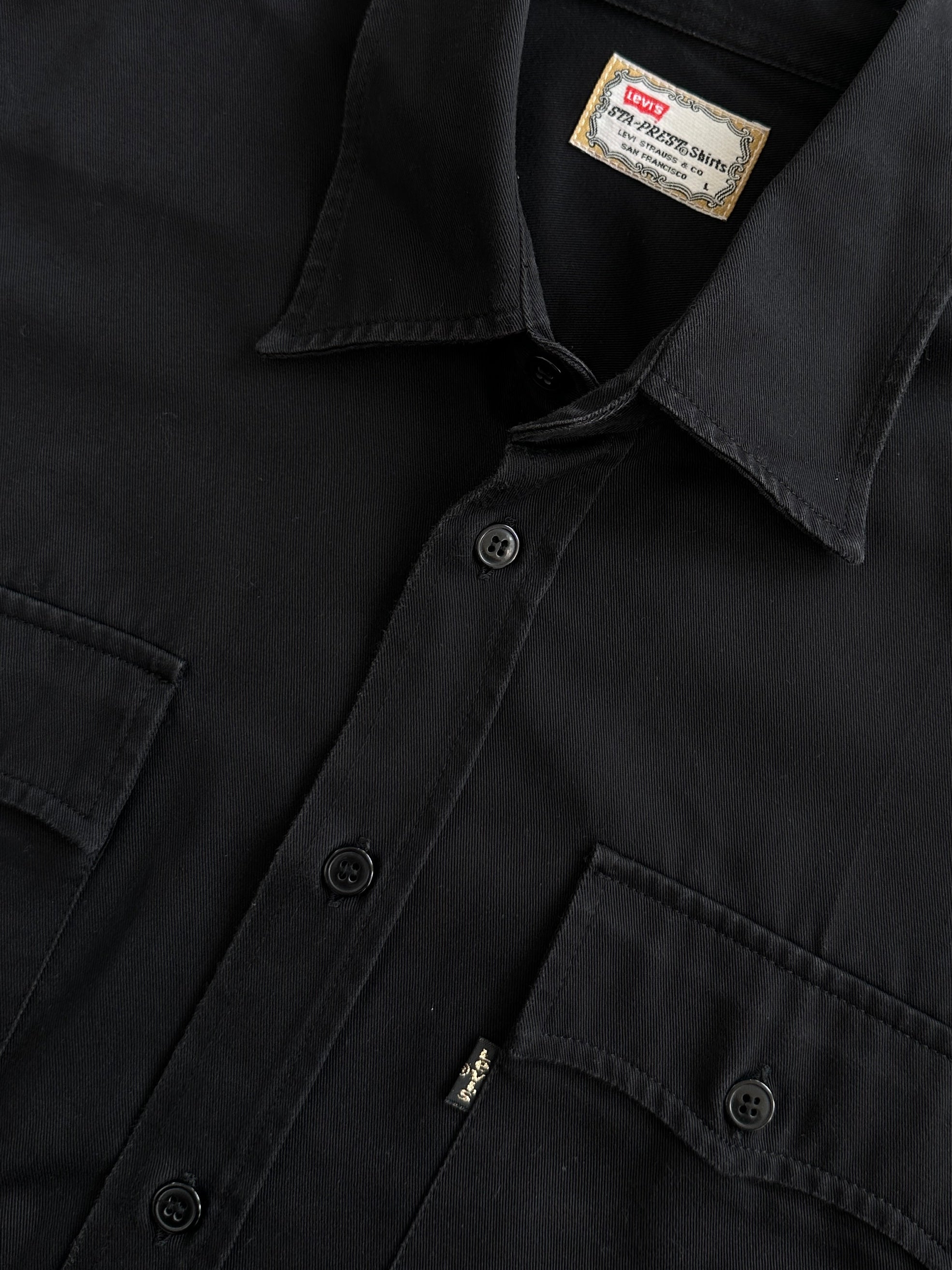 Levi’s cotton pocket shirt in size M, featuring a classic button-up design with chest pocket and short sleeves.