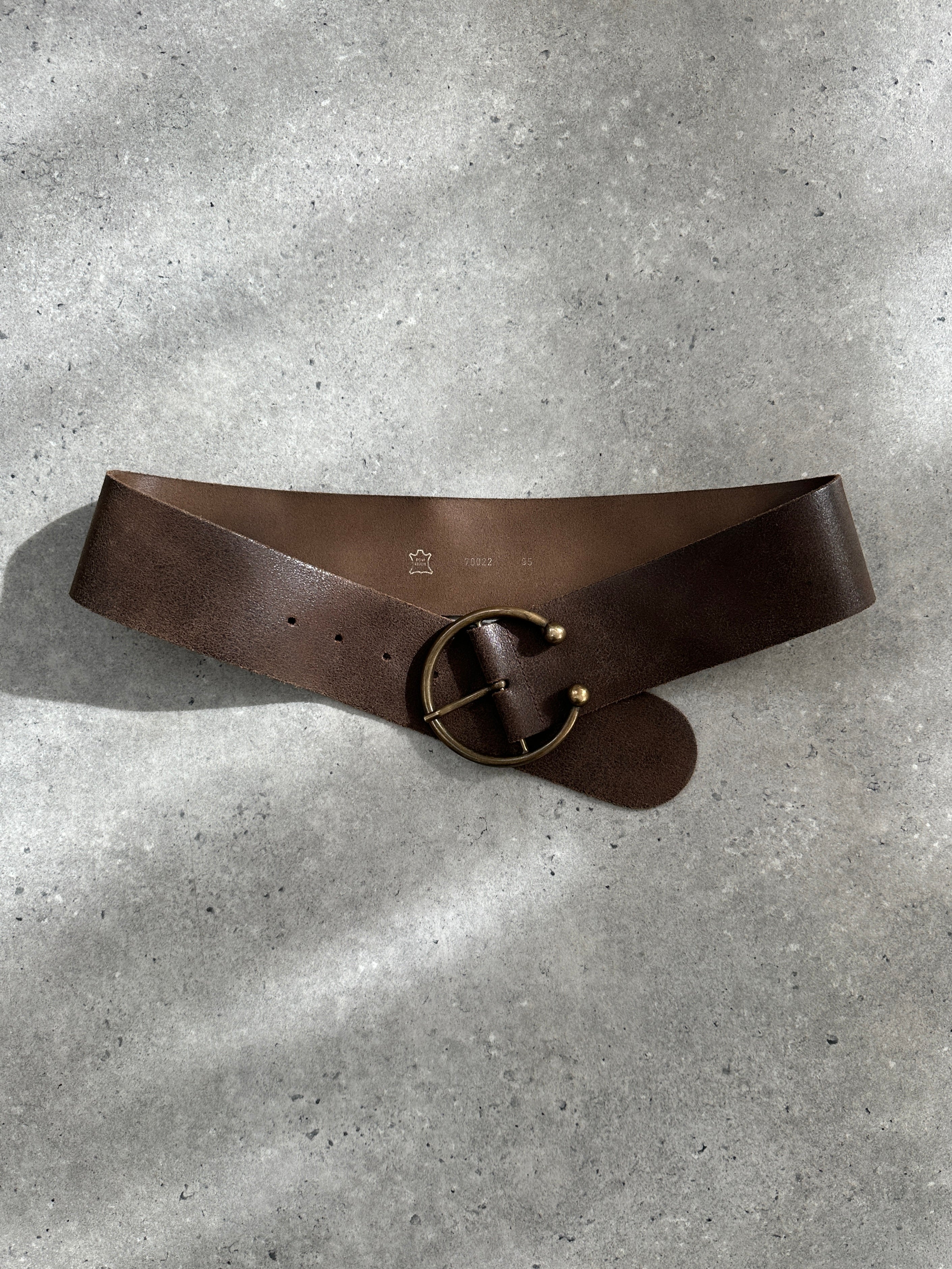 Vintage 1980s chunky leather belt with wide strap and metal buckle, size W32-36, featuring distressed brown leather.