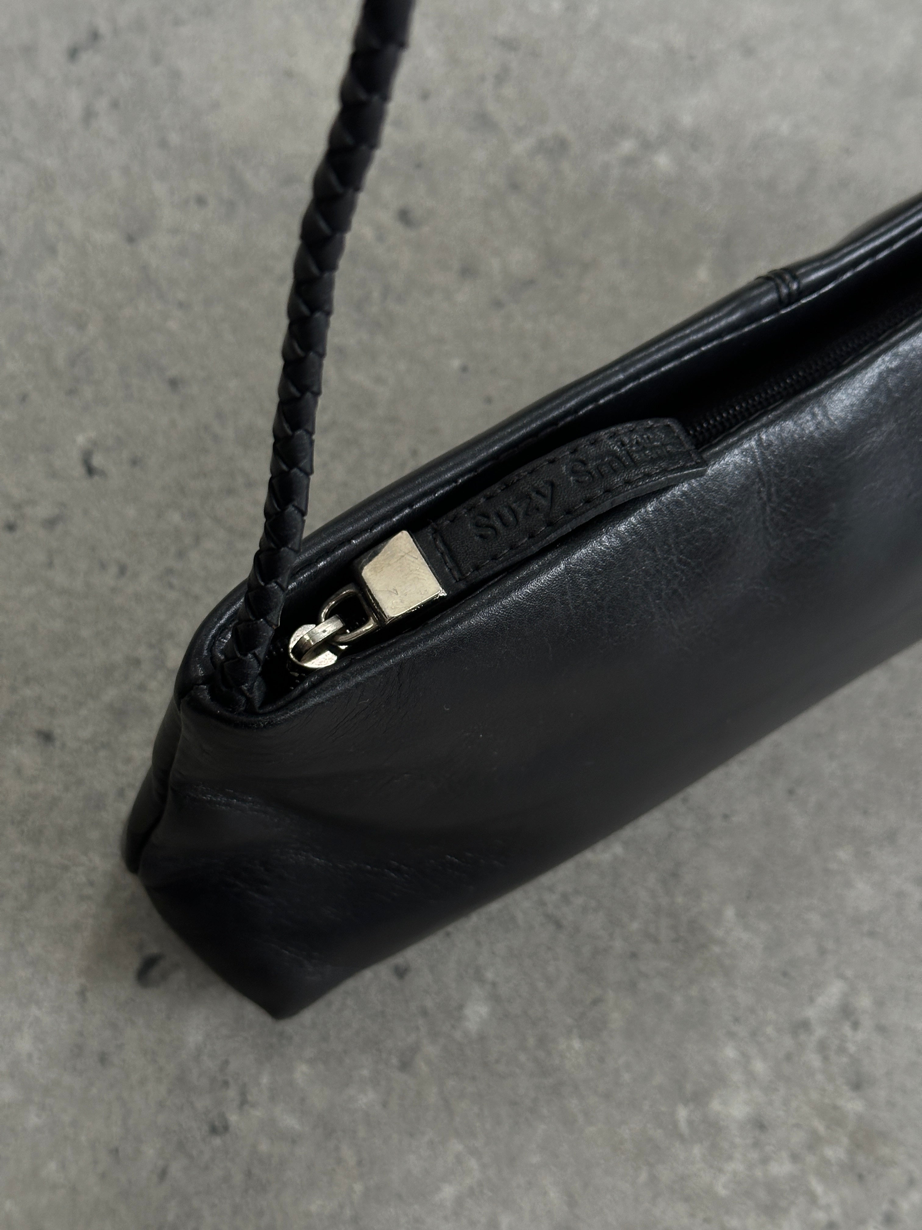 Vintage leather shoulder bag with adjustable strap and classic design, featuring aged leather and vintage detailing.