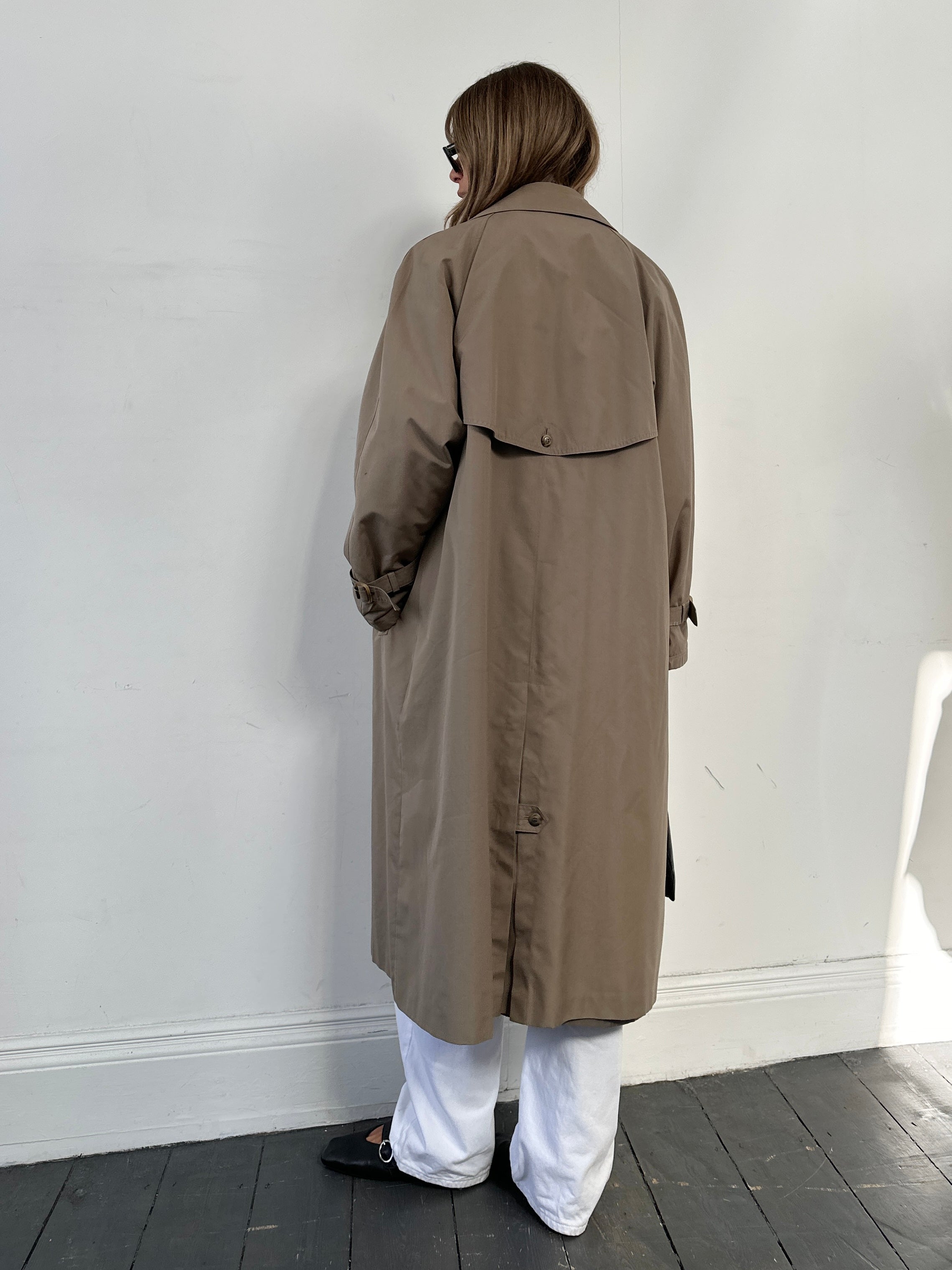 Vintage water-resistant trench coat with concealed placket in size M/L, featuring a classic design and durable fabric.
