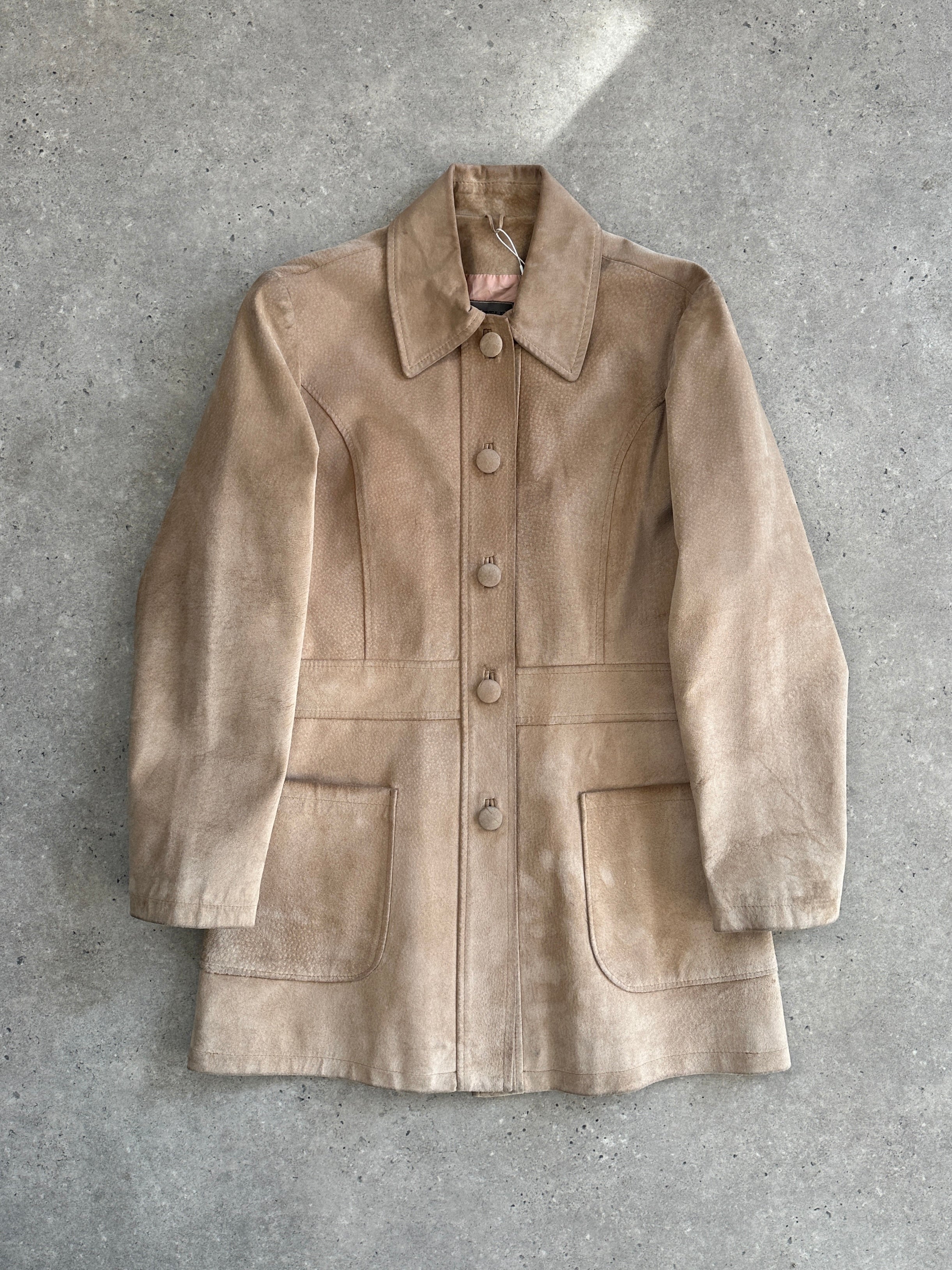 Vintage suede jacket in size M/L, showcasing classic design with a soft, textured suede exterior and tailored fit.