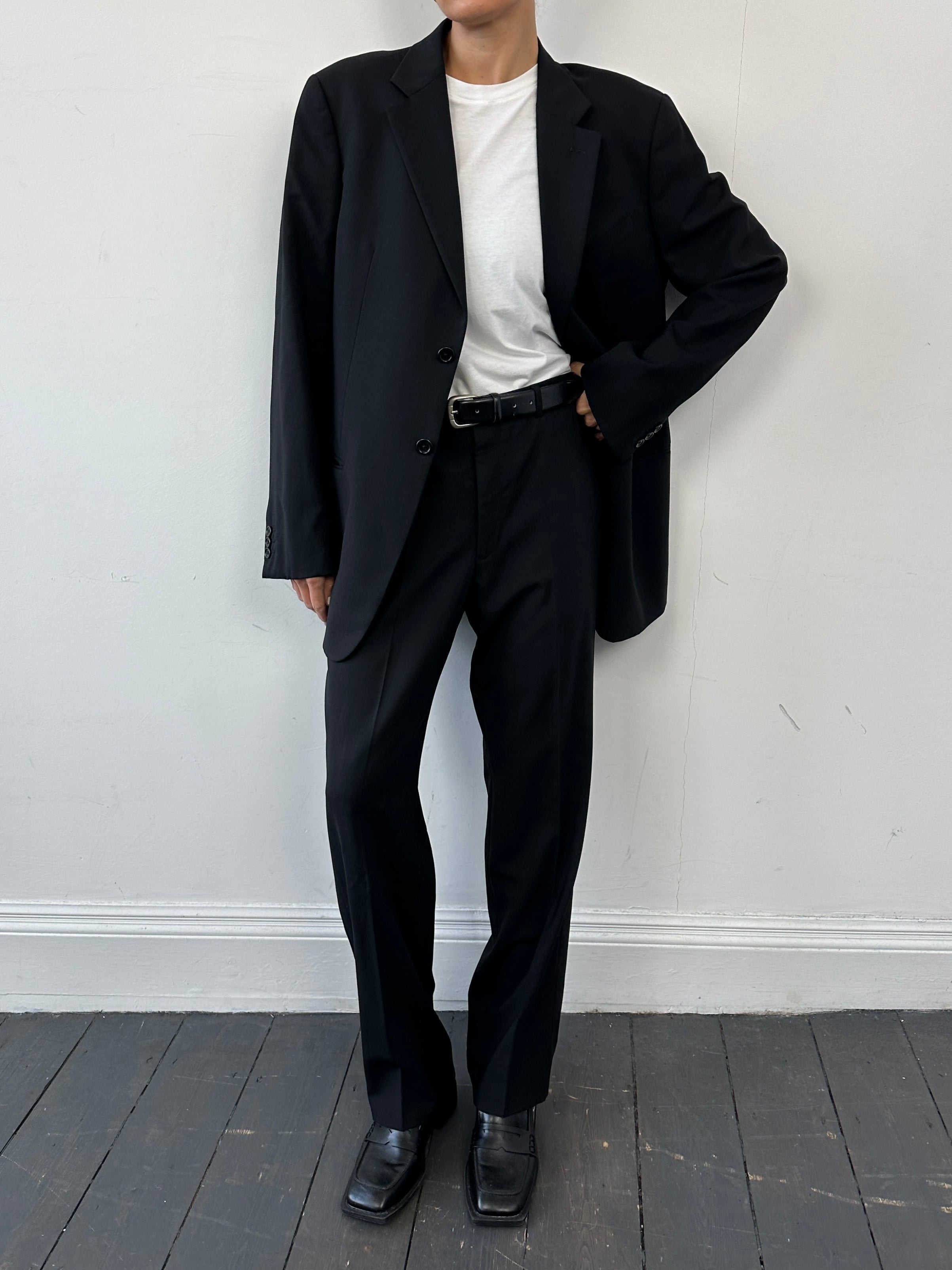 Armani Collezioni pure wool single-breasted suit in size 42R/W34, shown on model, featuring classic lapel and tailored fit.