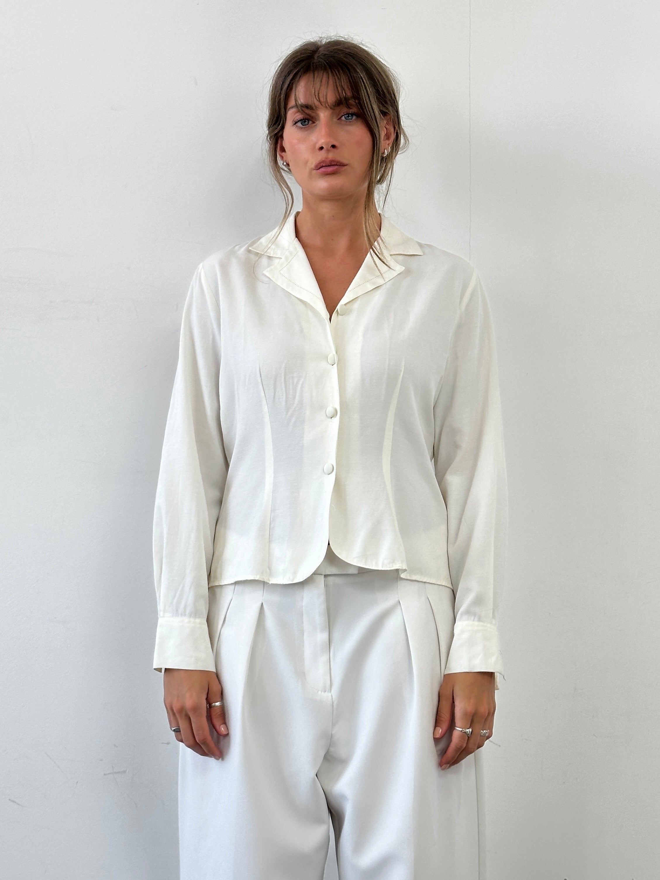 Italian vintage fitted blouse with open collar, stylish shirt featuring classic design and tailored fit in size M.