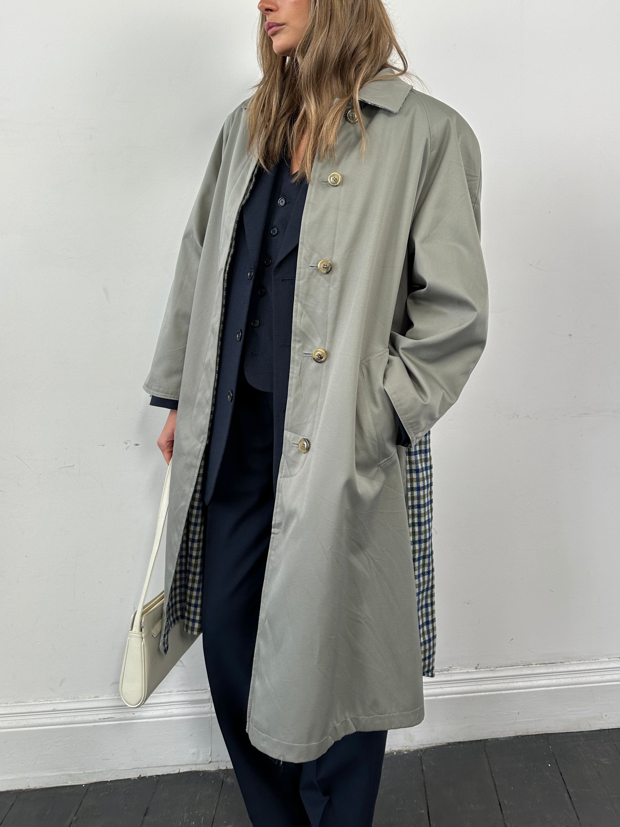 Vintage reversible check trench coat with belt, in classic style, featuring plaid pattern and tailored fit in size M/L.