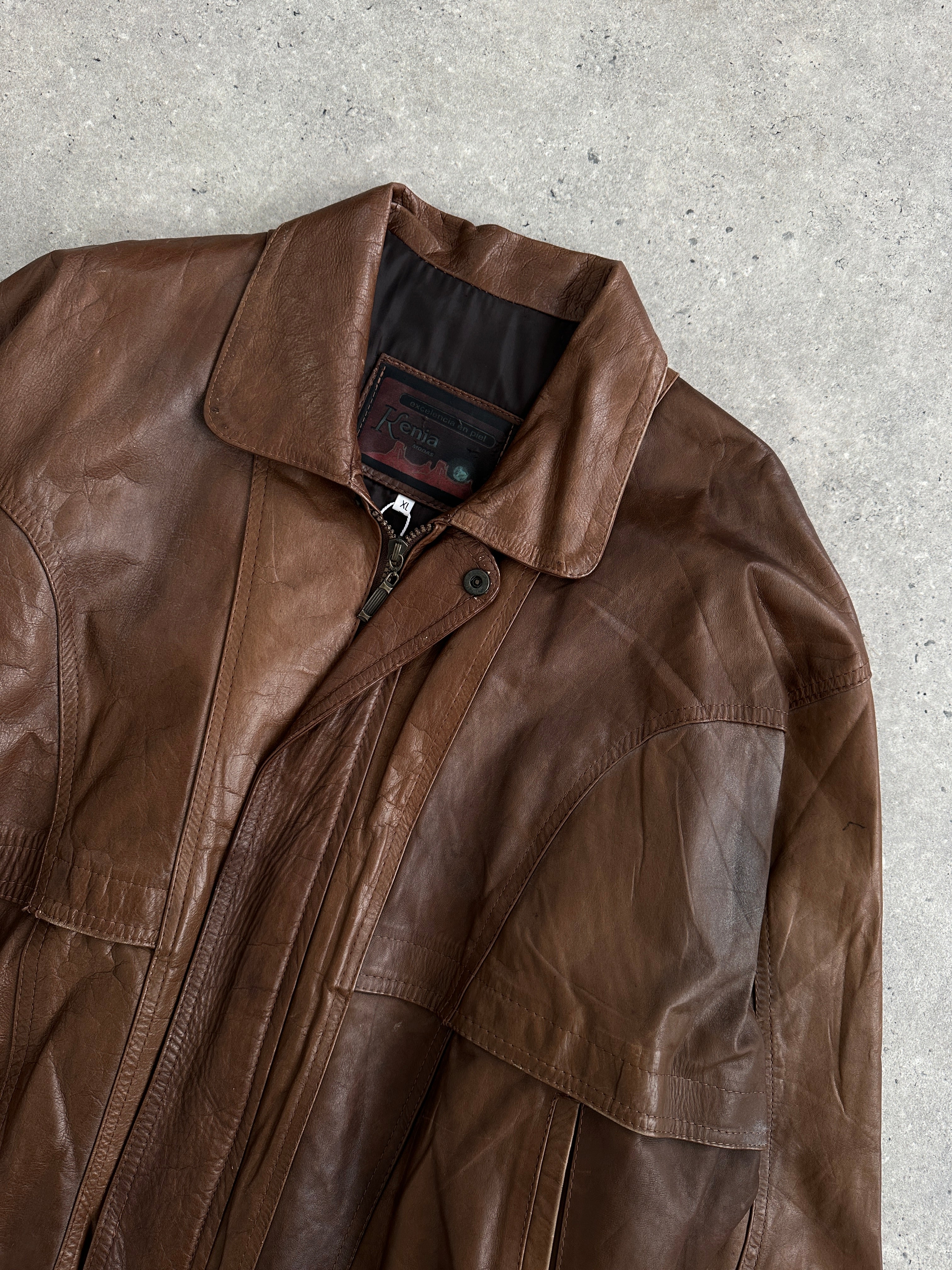 Vintage leather bomber jacket in XL size, stylish vintage tobacco-colored leather jacket with classic bomber design.
