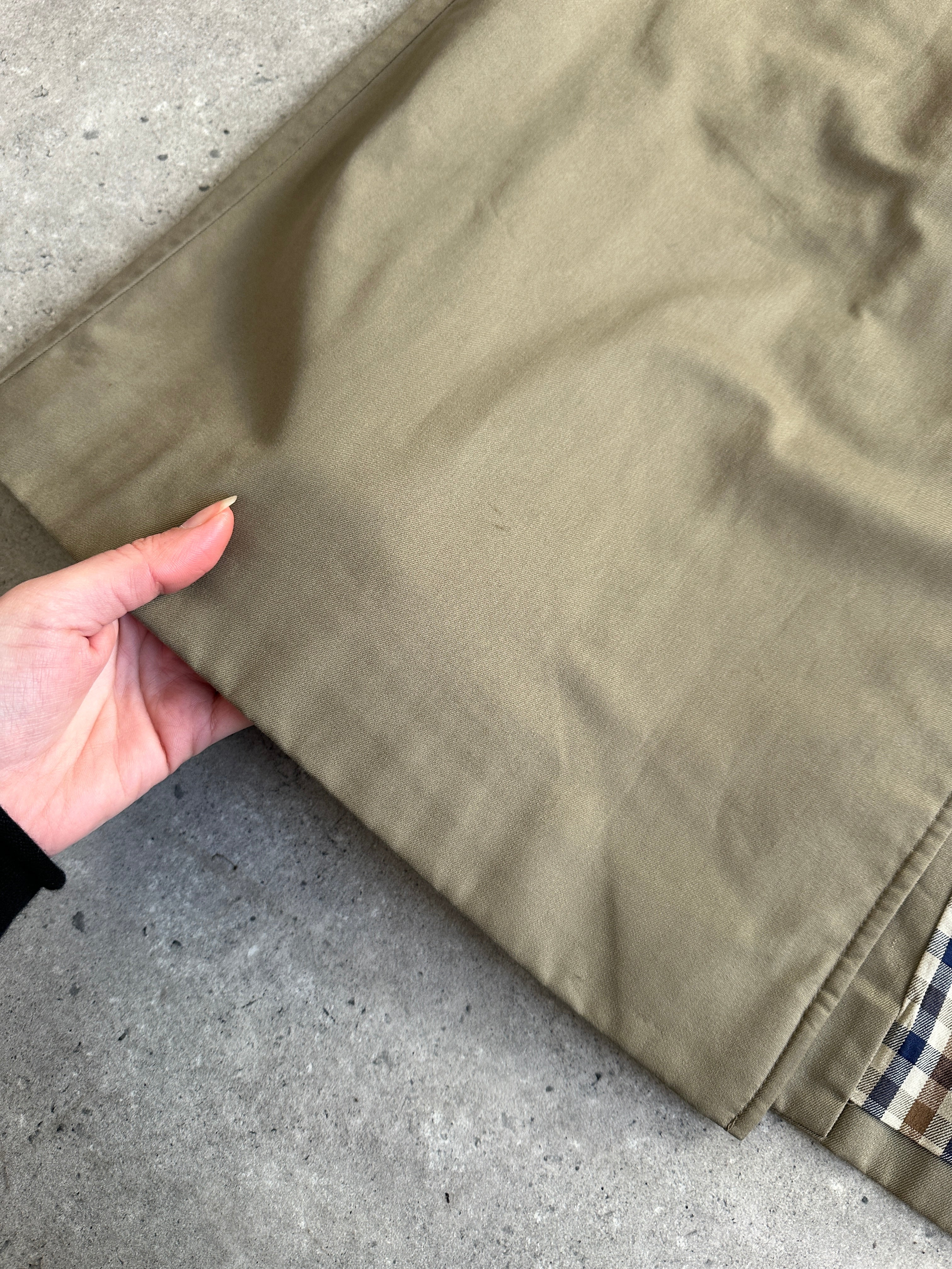 Aquascutum cotton trench coat with concealed placket in size L/XL, featuring classic design and durable fabric.