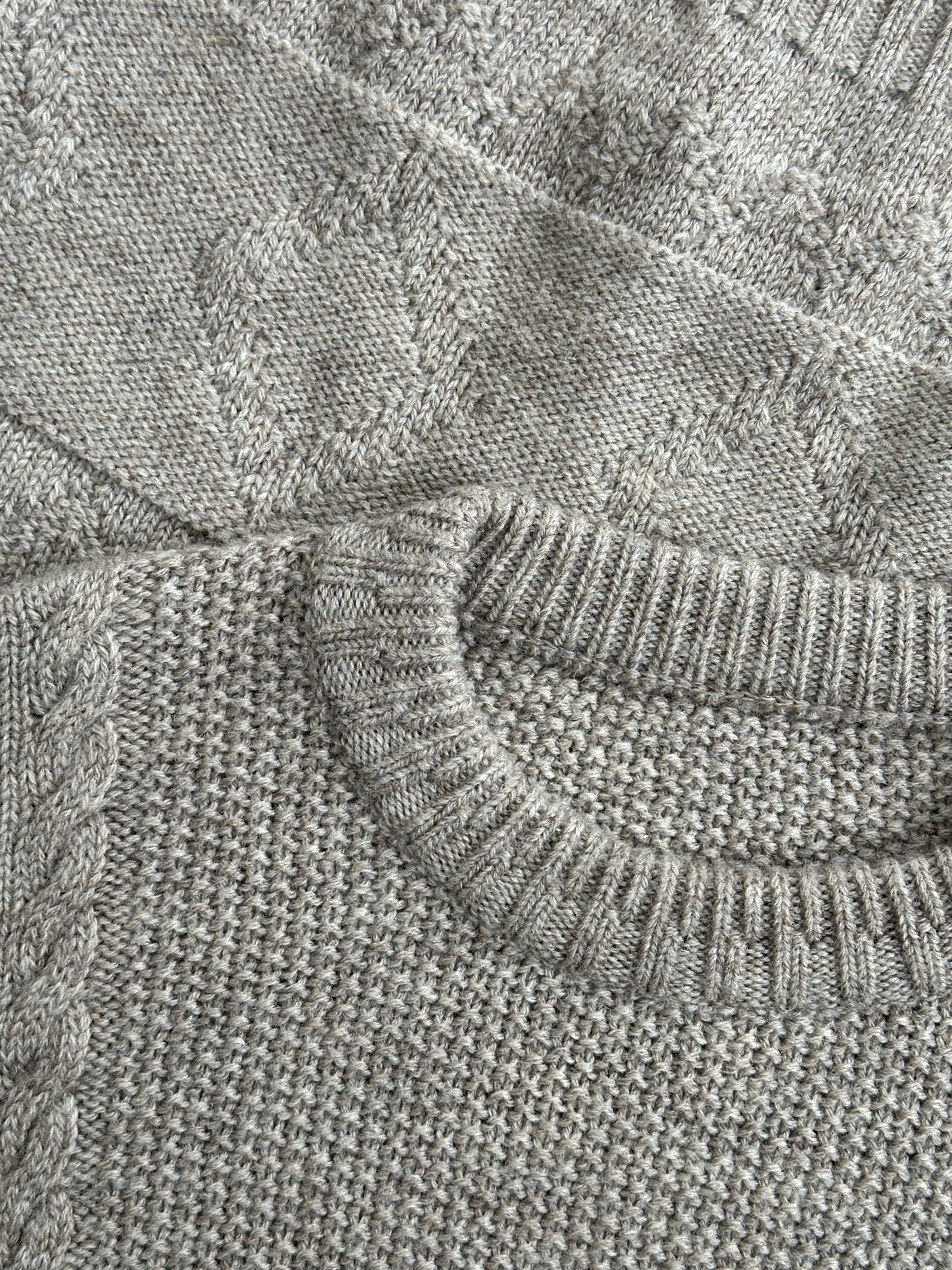 Vintage Italian 1990s cable knit jumper in XL, cozy wool sweater with textured cable patterns, classic retro style.