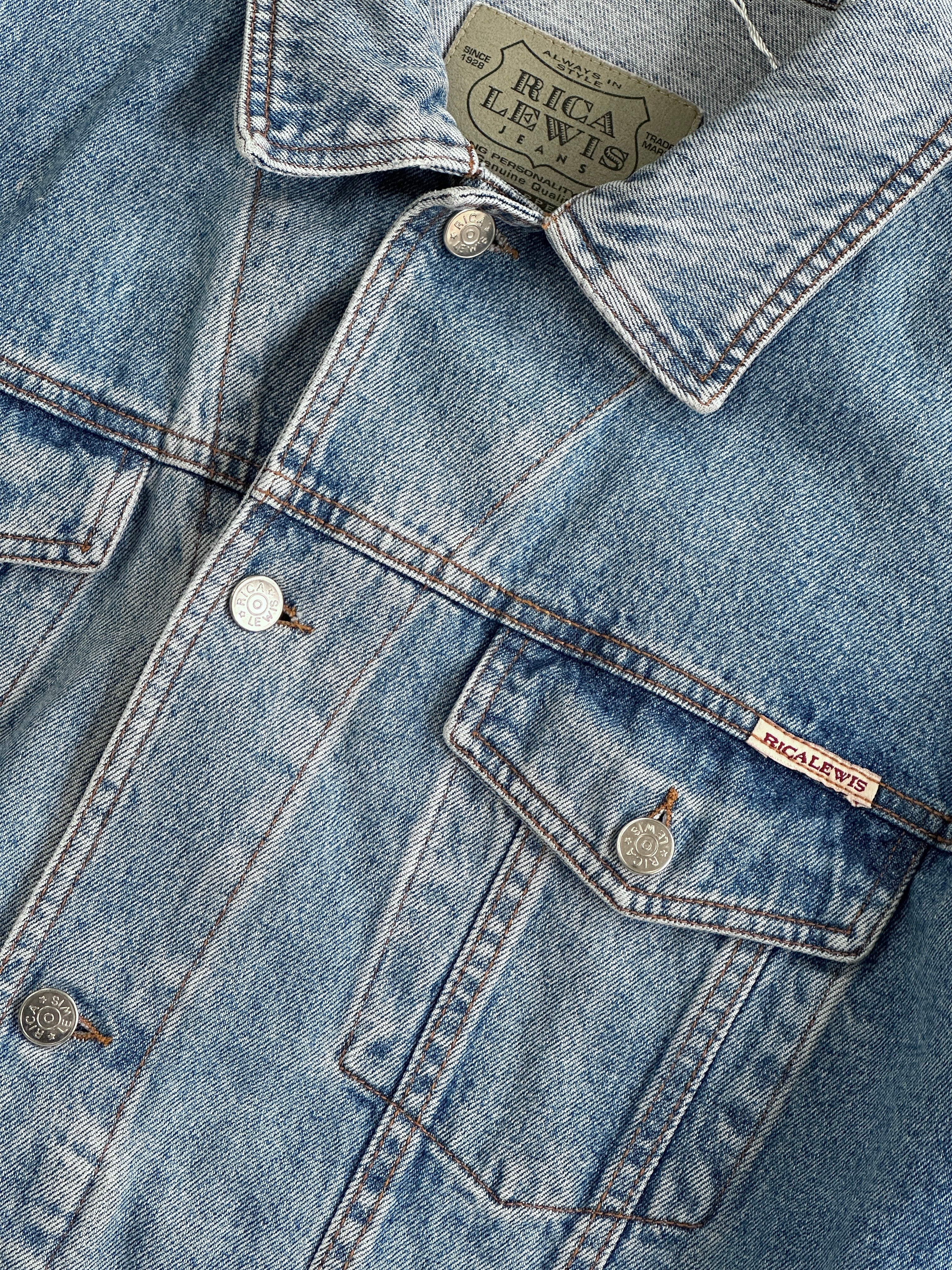 Vintage oversized denim jacket in XL, featuring classic blue denim, relaxed fit, and vintage style details.
