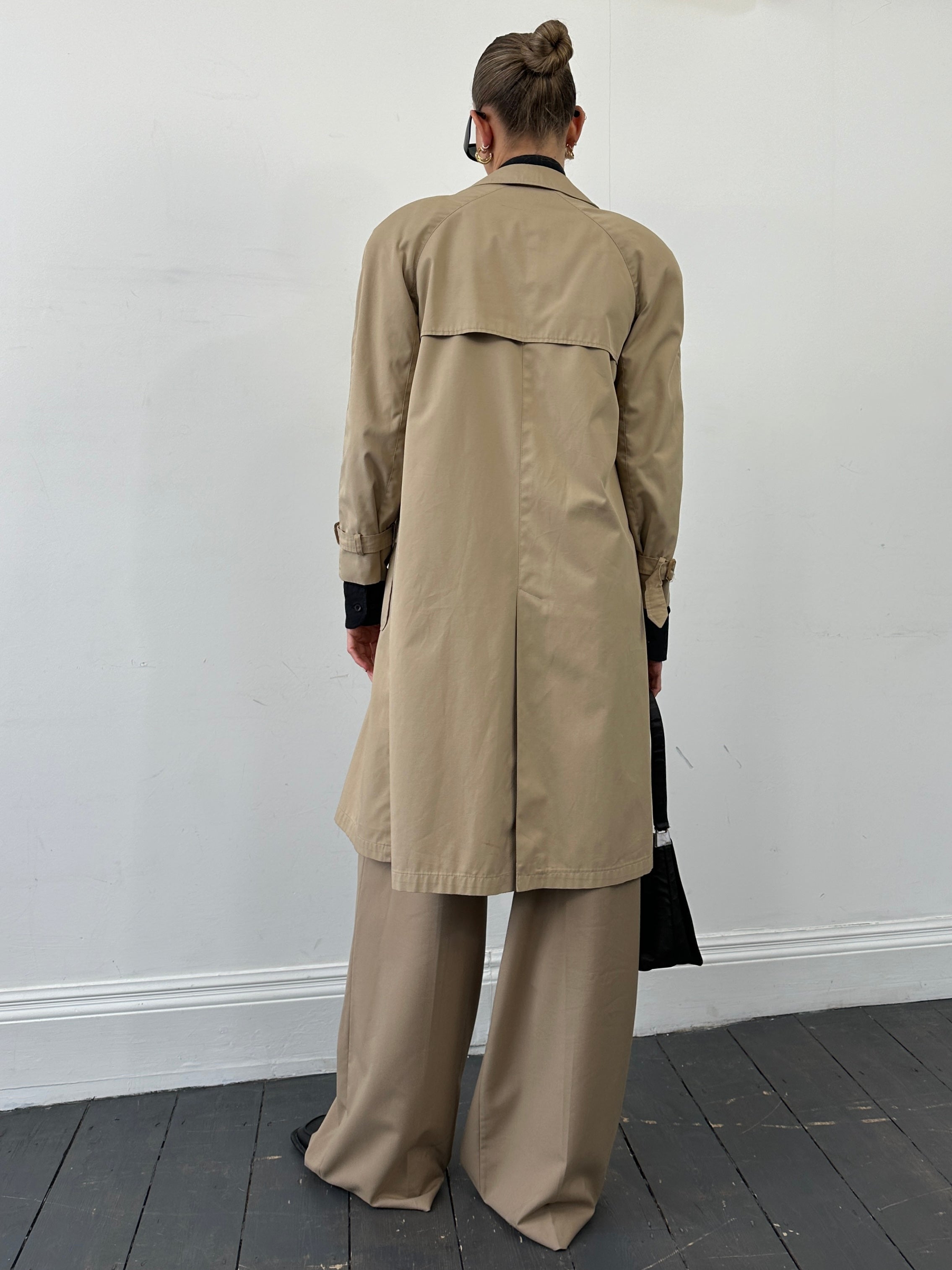 Vintage Italian cotton single-breasted trench coat for women, stylish vintage coat with classic design and lightweight fabric.