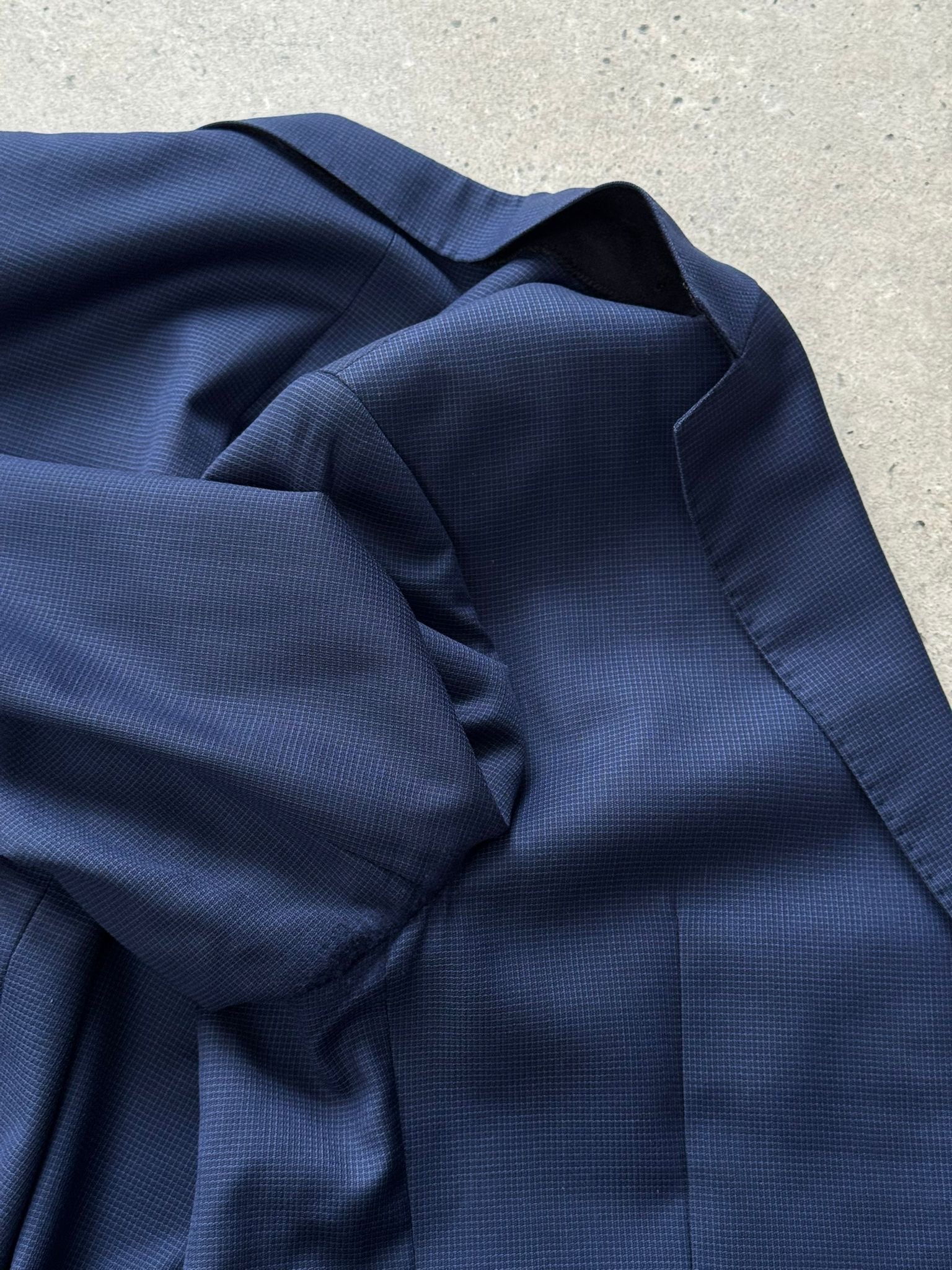 Loro Piana 2000s pure wool single-breasted suit in size 36S/W32, tailored fit, navy blue fabric with notch lapels and front buttons.