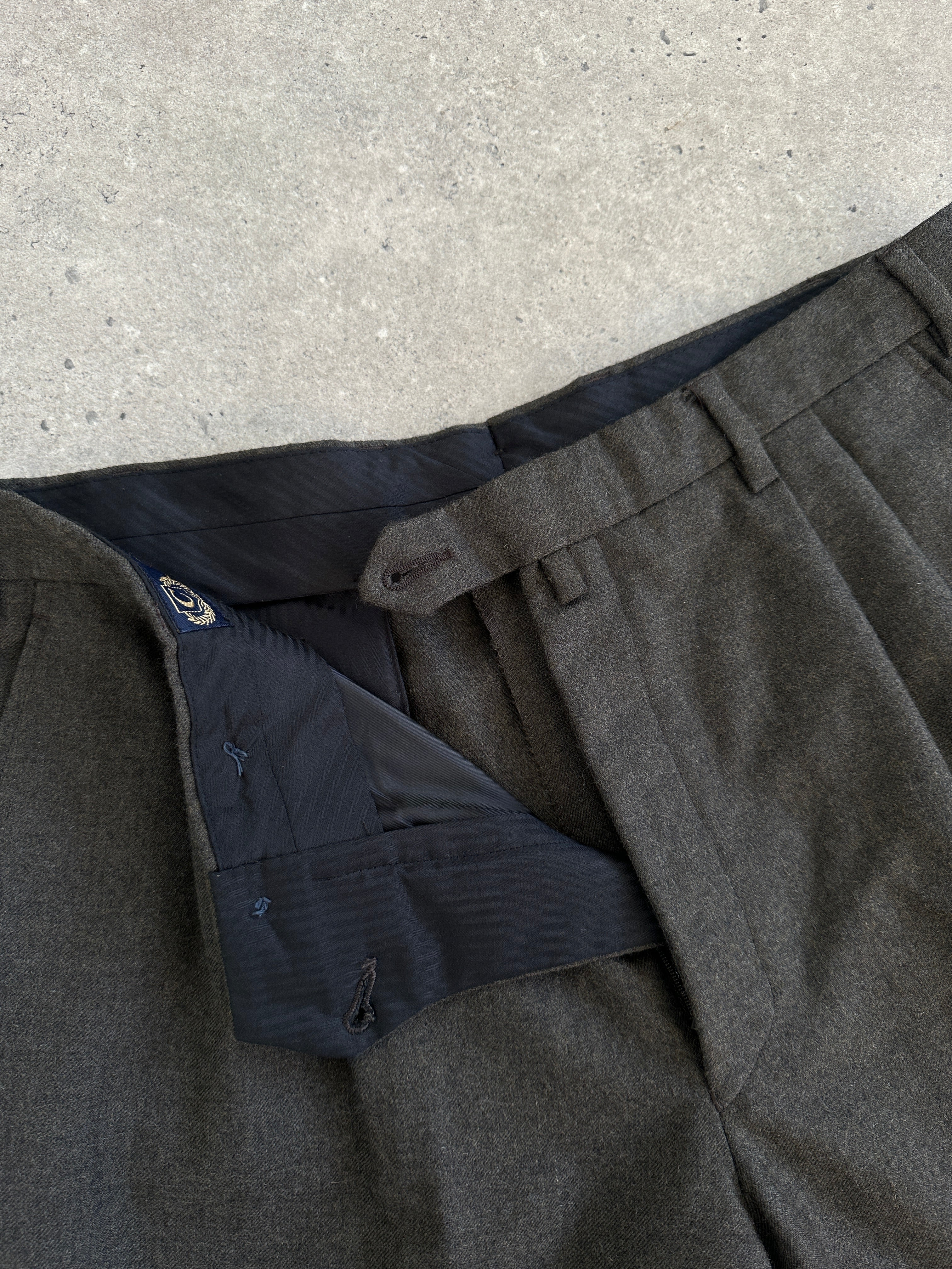 Vintage Italian pure wool tailored trousers in size W32, featuring classic cut and refined craftsmanship.