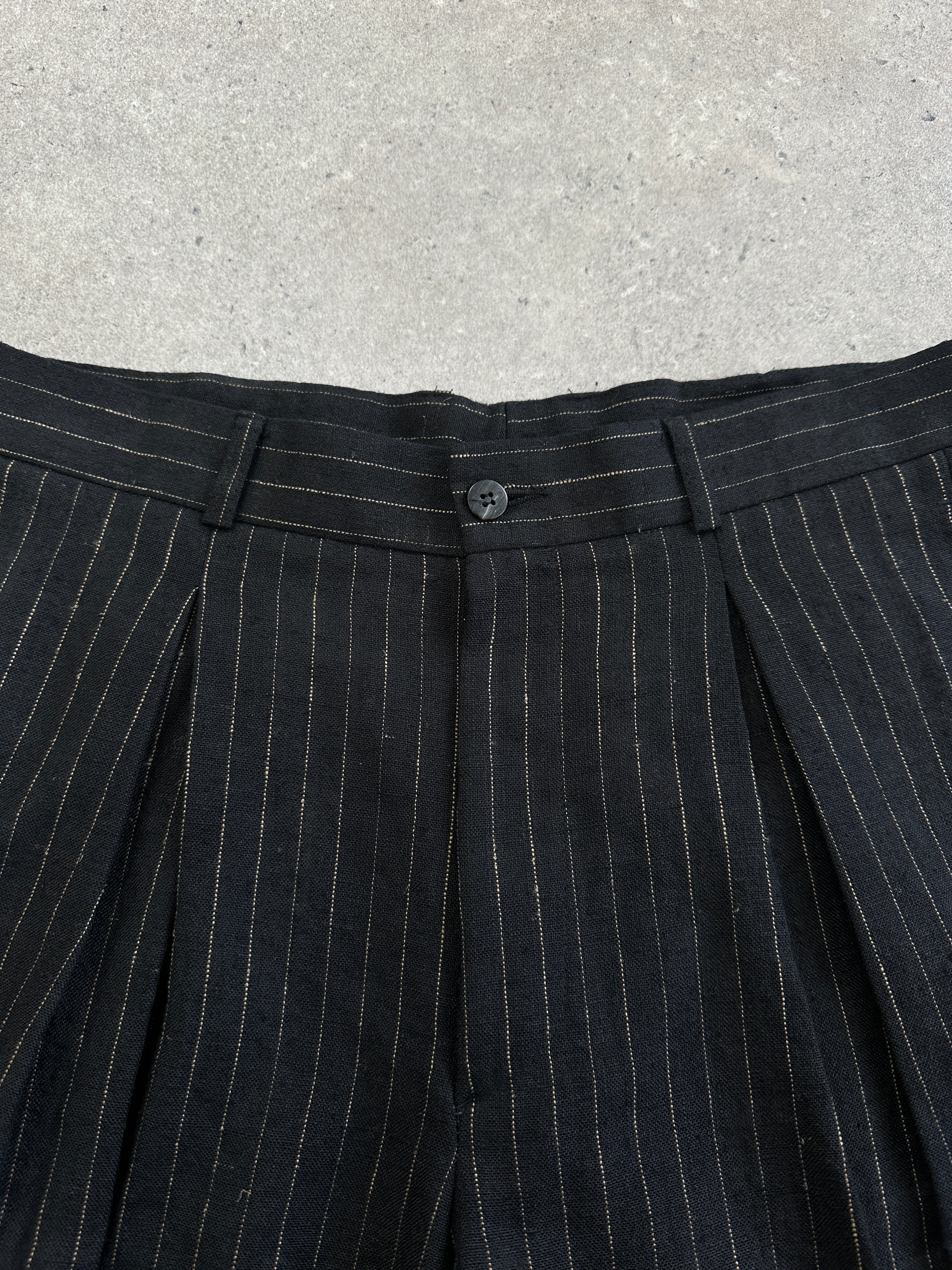 Vintage linen striped straight leg pleated trousers with W28 fit, featuring a classic design and tailored fit.
