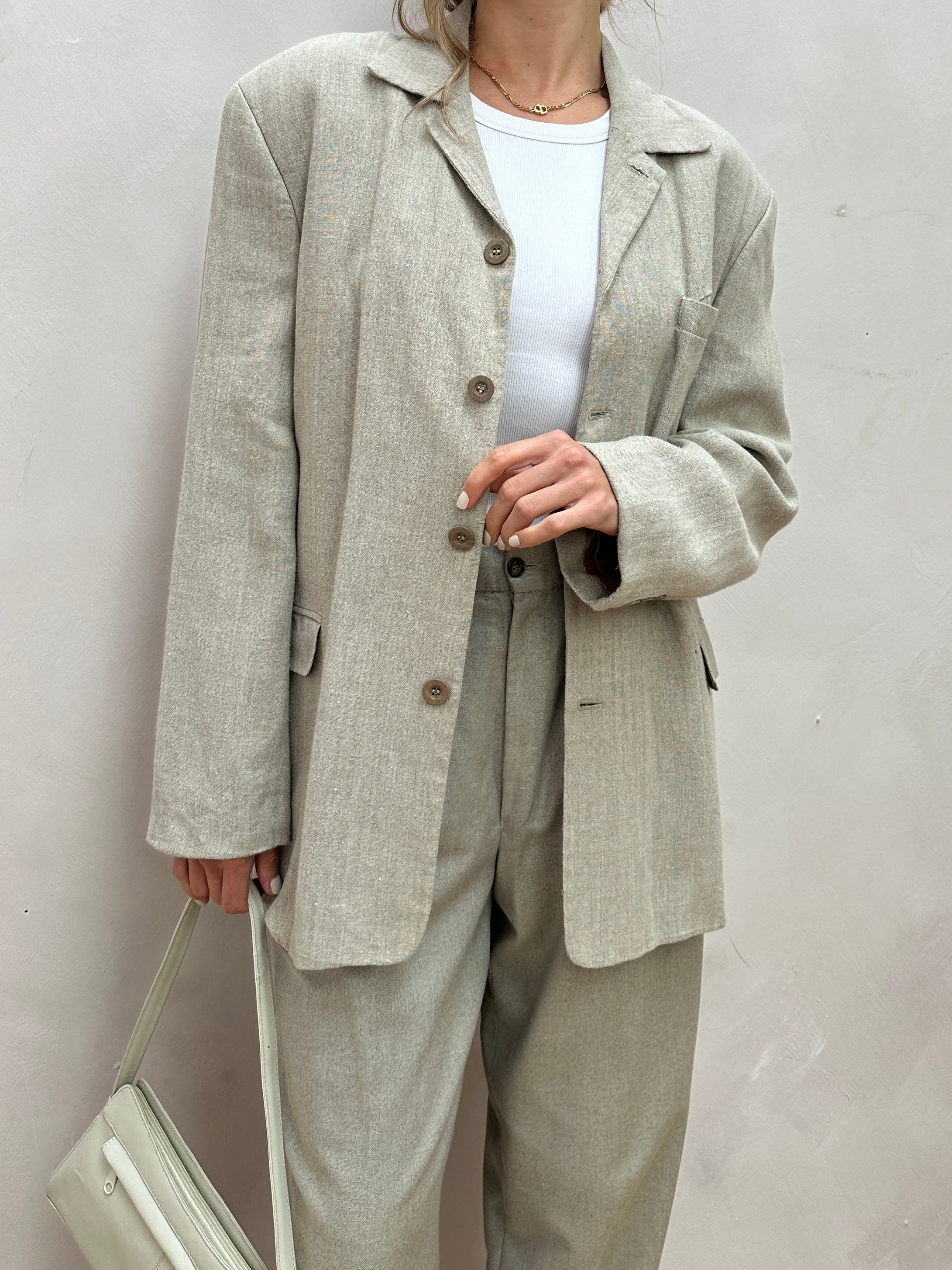 Vintage British vintage linen blazer, single-breasted style in size L, displayed on a hanger with textured fabric.