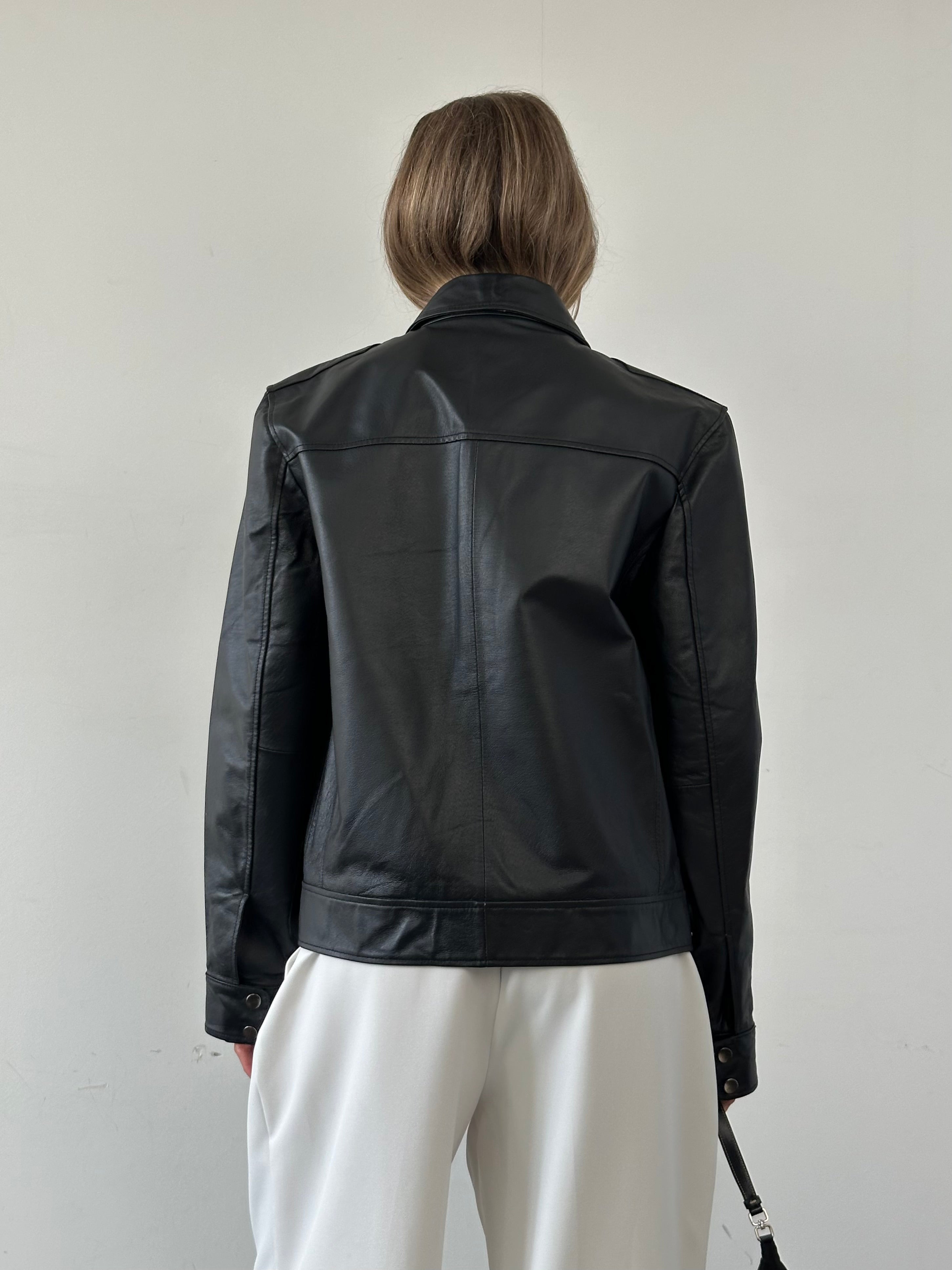Vintage Conbipel vintage leather jacket in size M, featuring classic style and high-quality leather with zipper details.