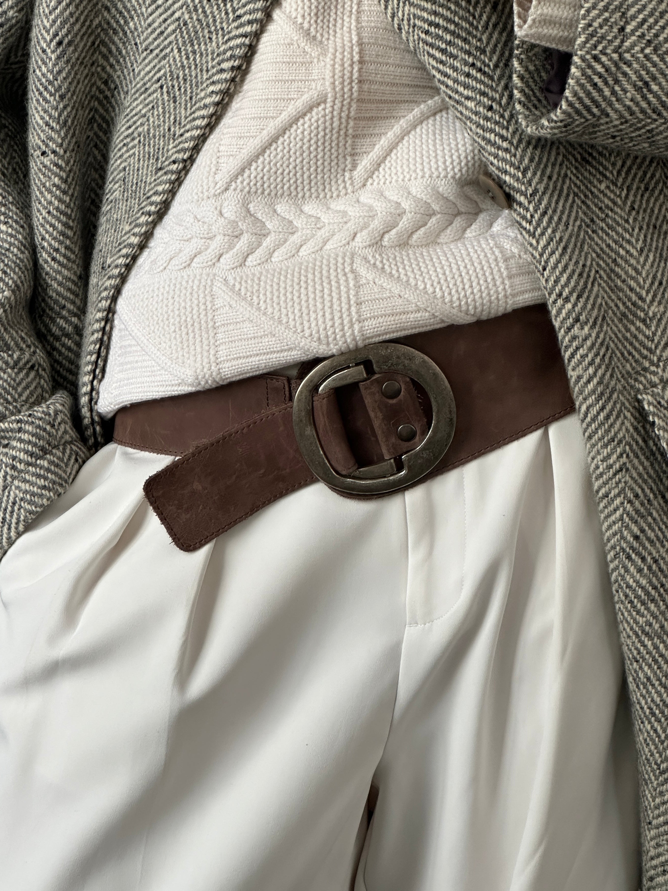 Vintage 1990s chunky leather belt in brown with brass buckle, size W35-38, casual accessory for retro fashion style.
