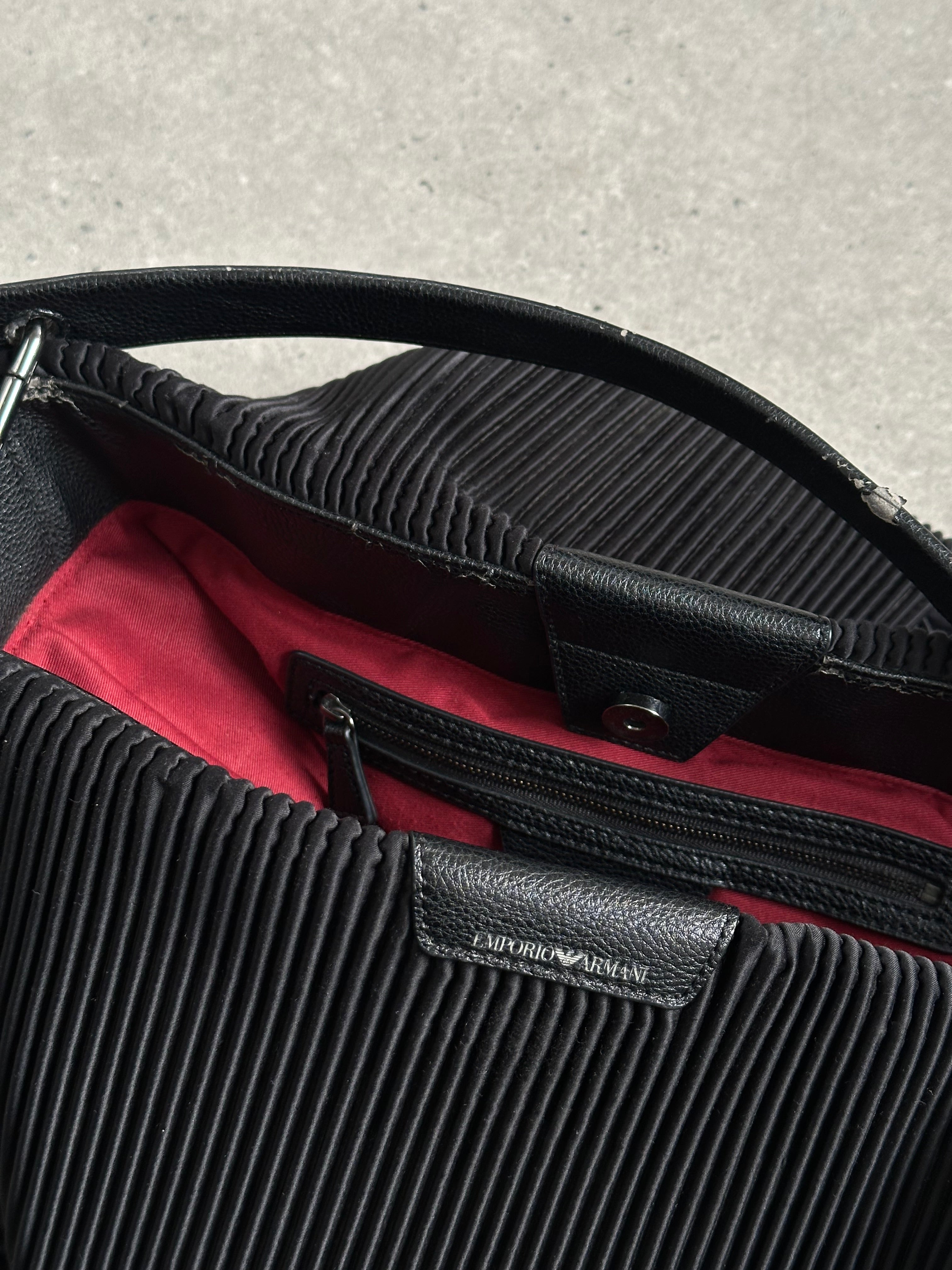 Emporio Armani pleated shoulder bag with structured design and shoulder strap, stylish and elegant for everyday use.