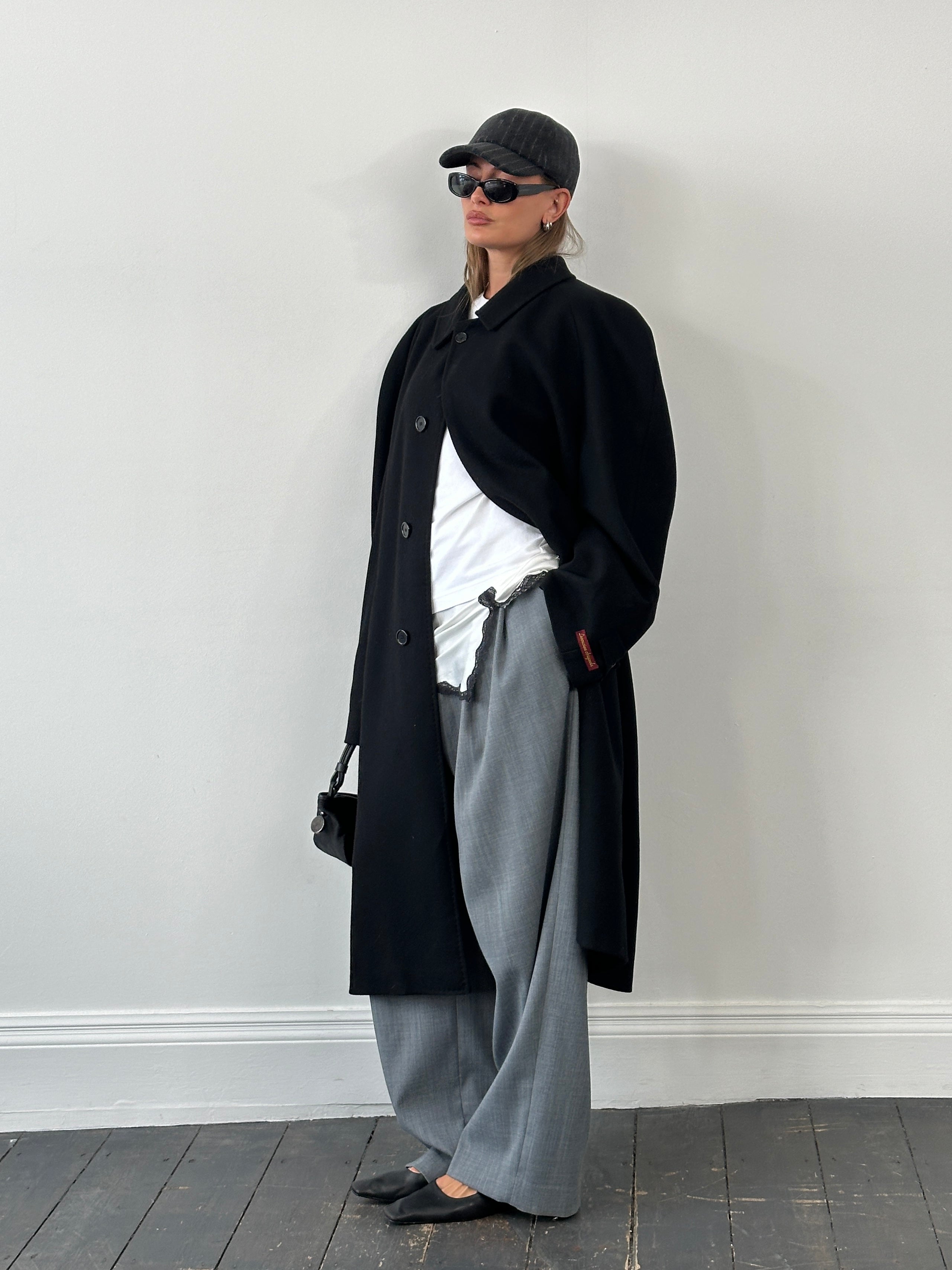 Vintage Italian 1990s wool cashmere coat with concealed placket in XXL size, showcasing classic vintage style and high-quality fabric.