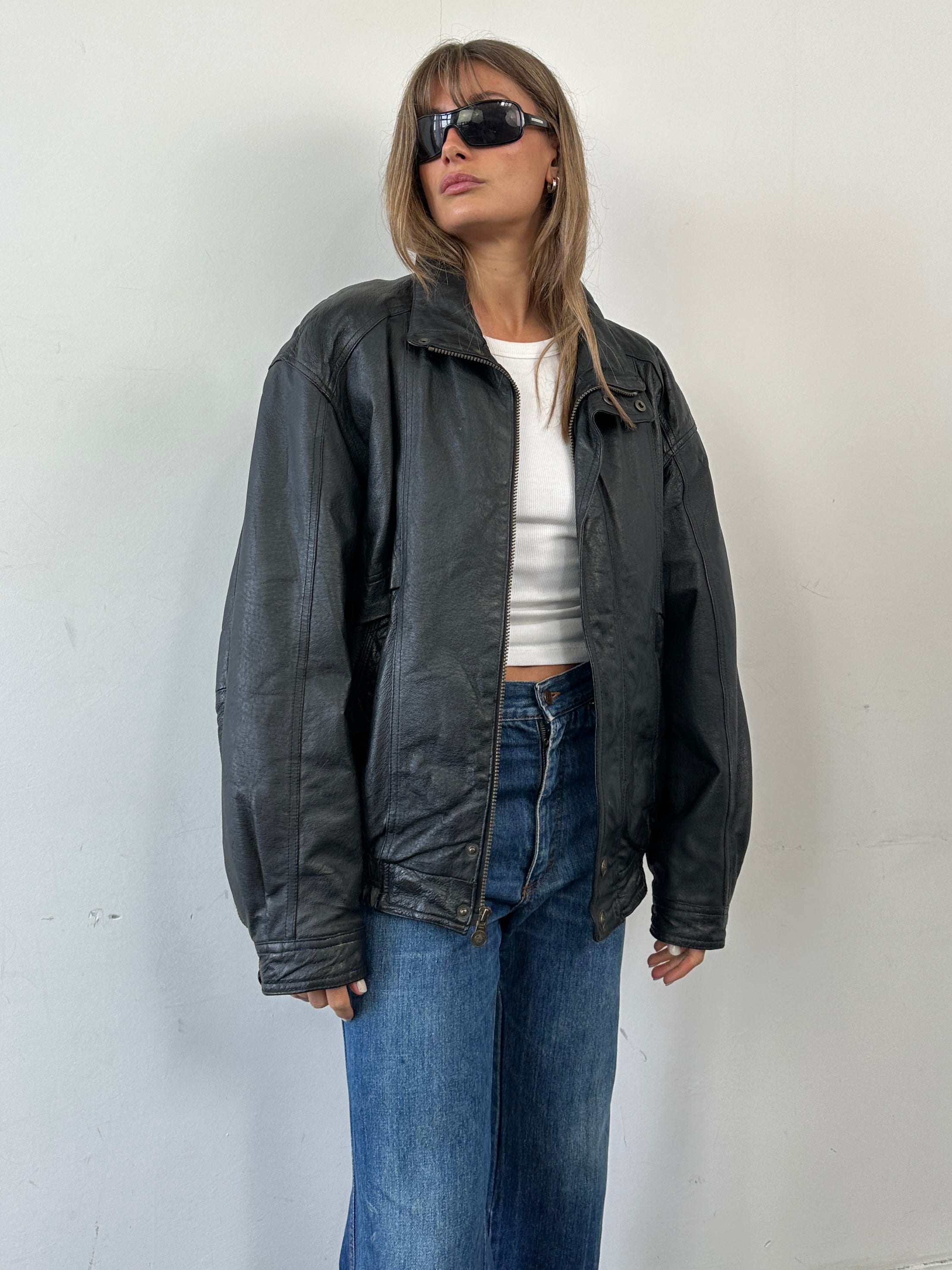 Vintage leather bomber jacket in XL size, featuring classic design, ribbed cuffs, and a stylish leather finish.