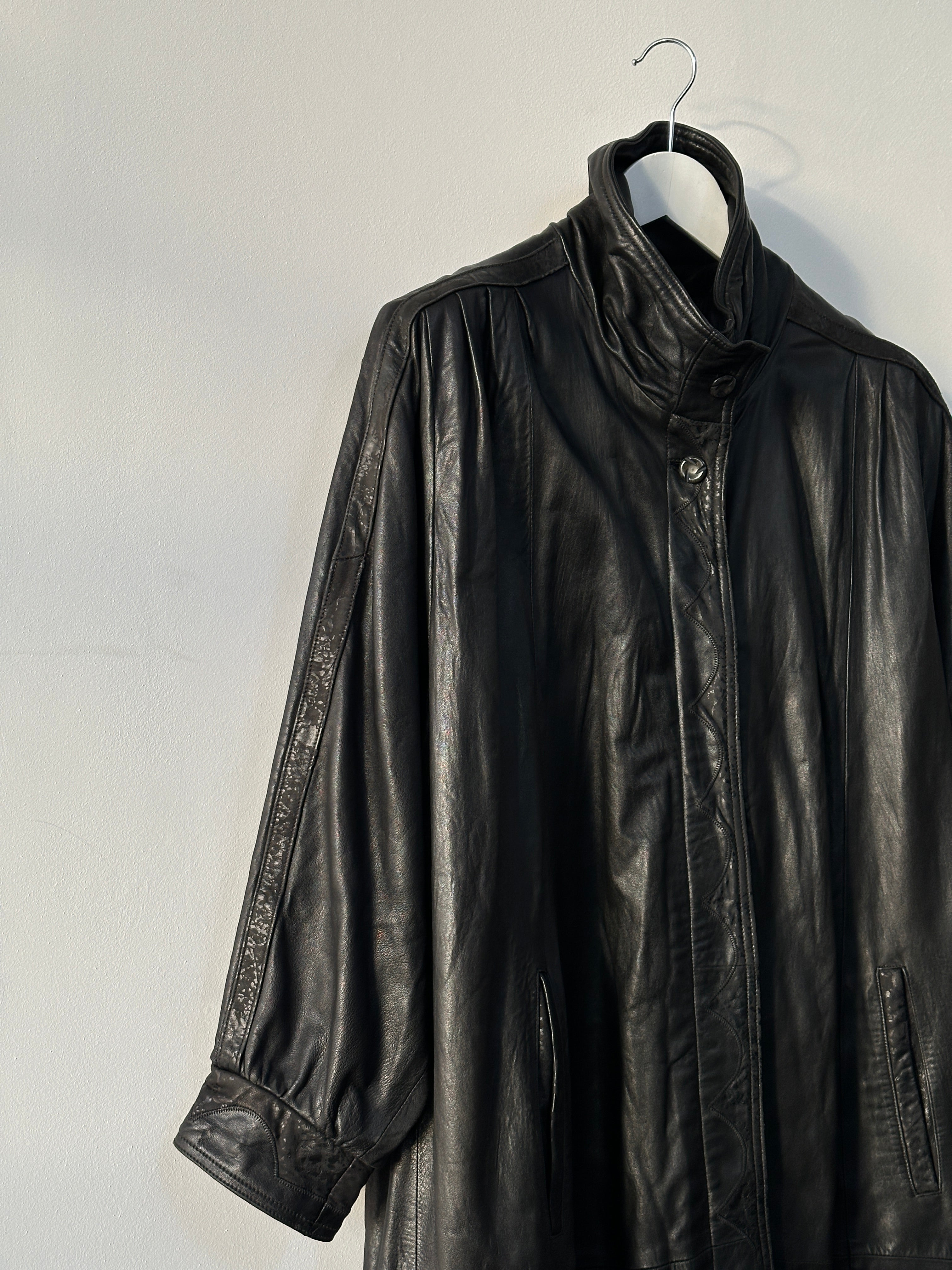 Vintage high neck leather trench coat in XL size, stylish and classic design with a buttoned front and tailored fit.