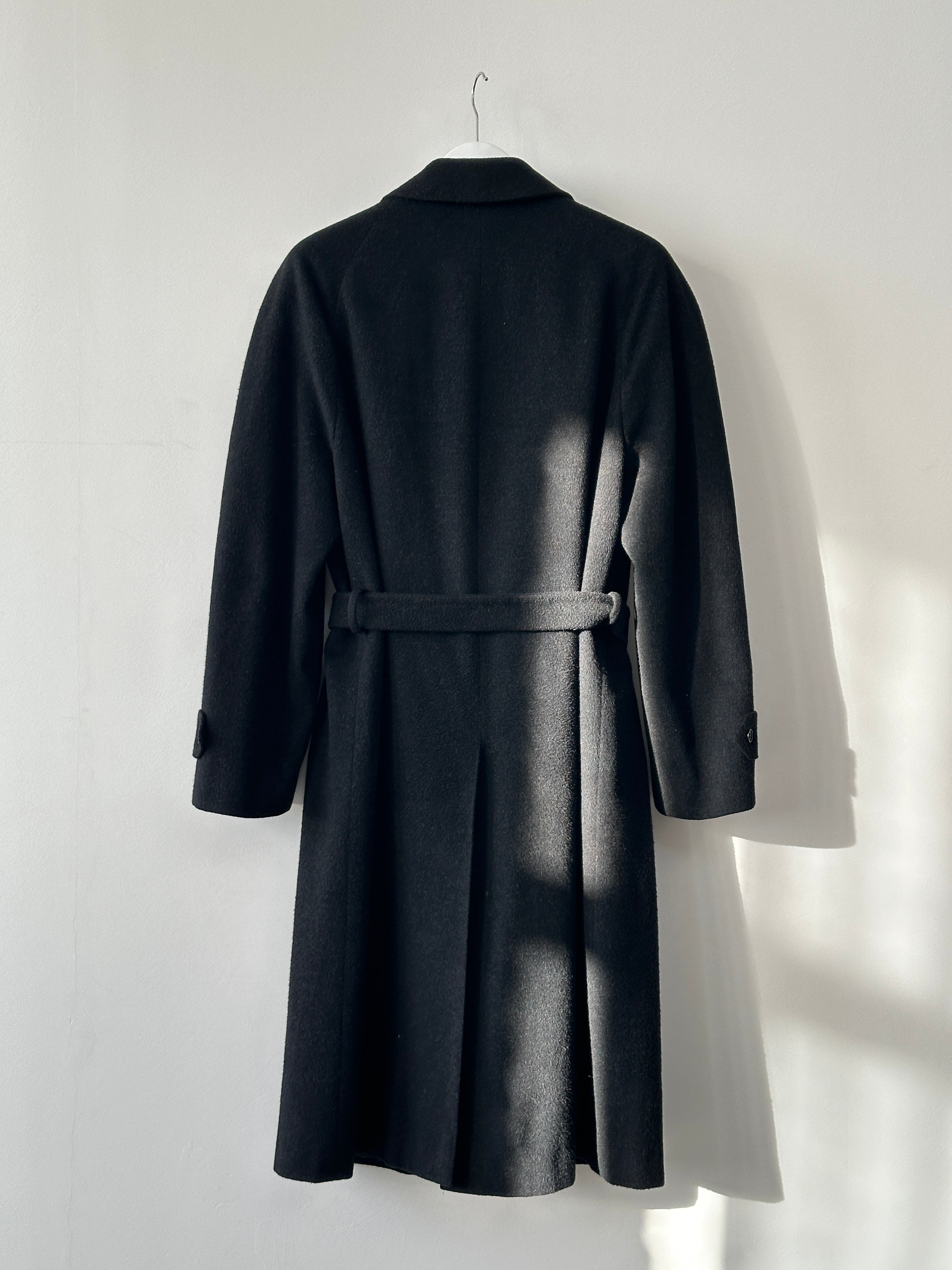Italian vintage wool cashmere belted coat in XL/XXL, showing classic design, warm fabric, and stylish belt detail.