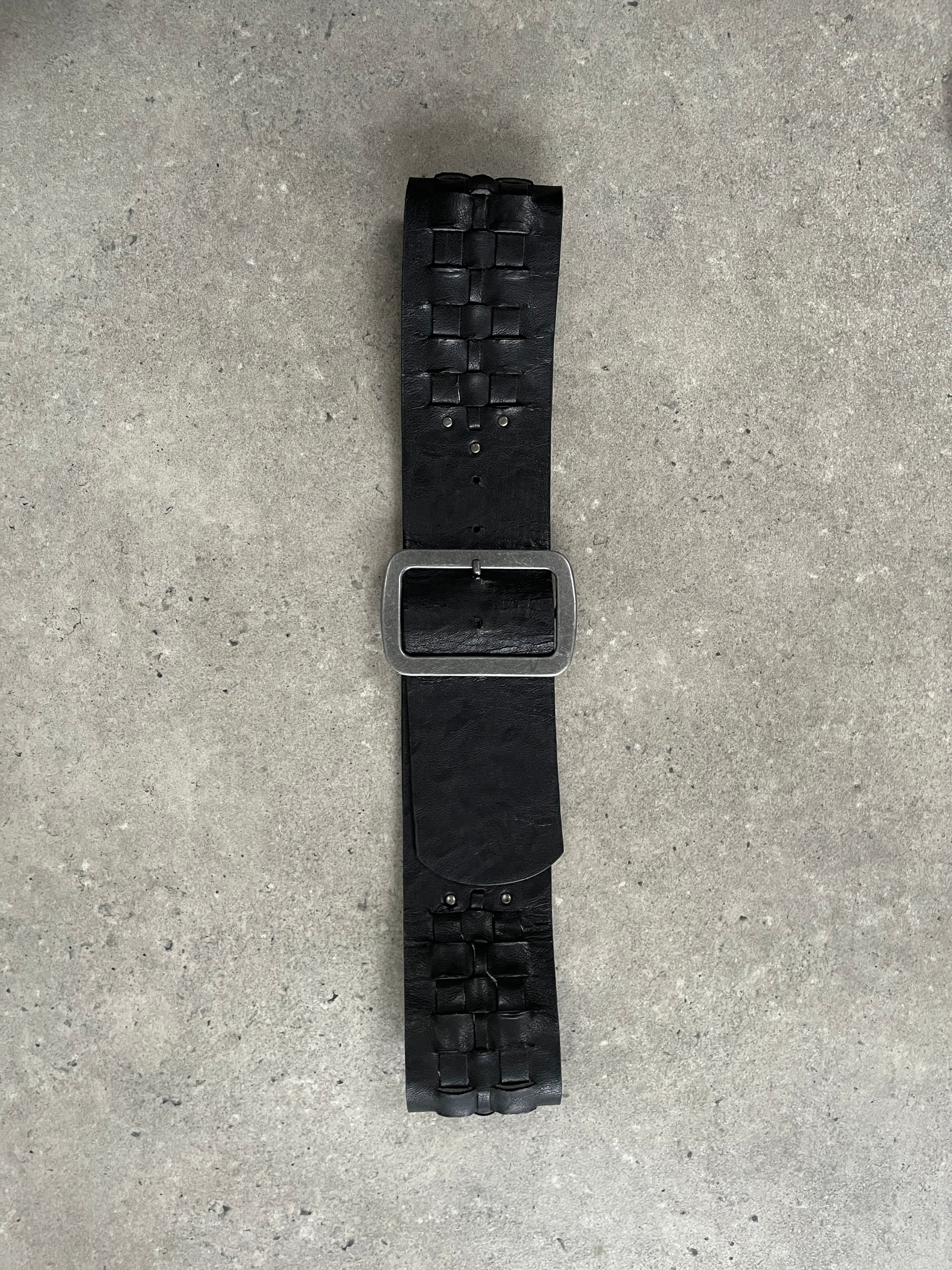 Vintage 1990s square buckle woven leather belt with adjustable W31-35, featuring a classic retro design and durable craftsmanship.