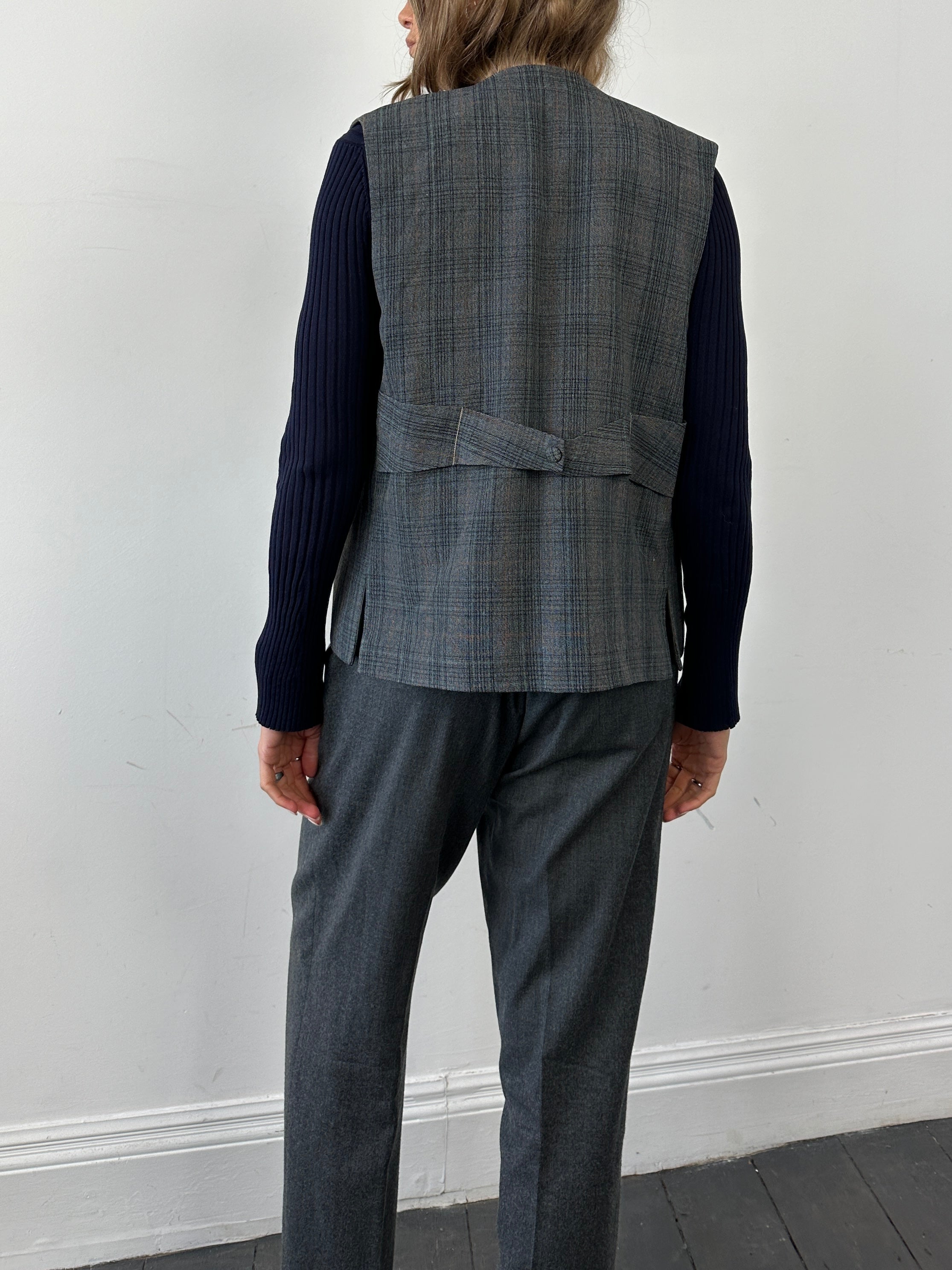 Vintage handmade check waistcoat in size M, featuring classic pattern and tailored fit, perfect for vintage-inspired fashion.