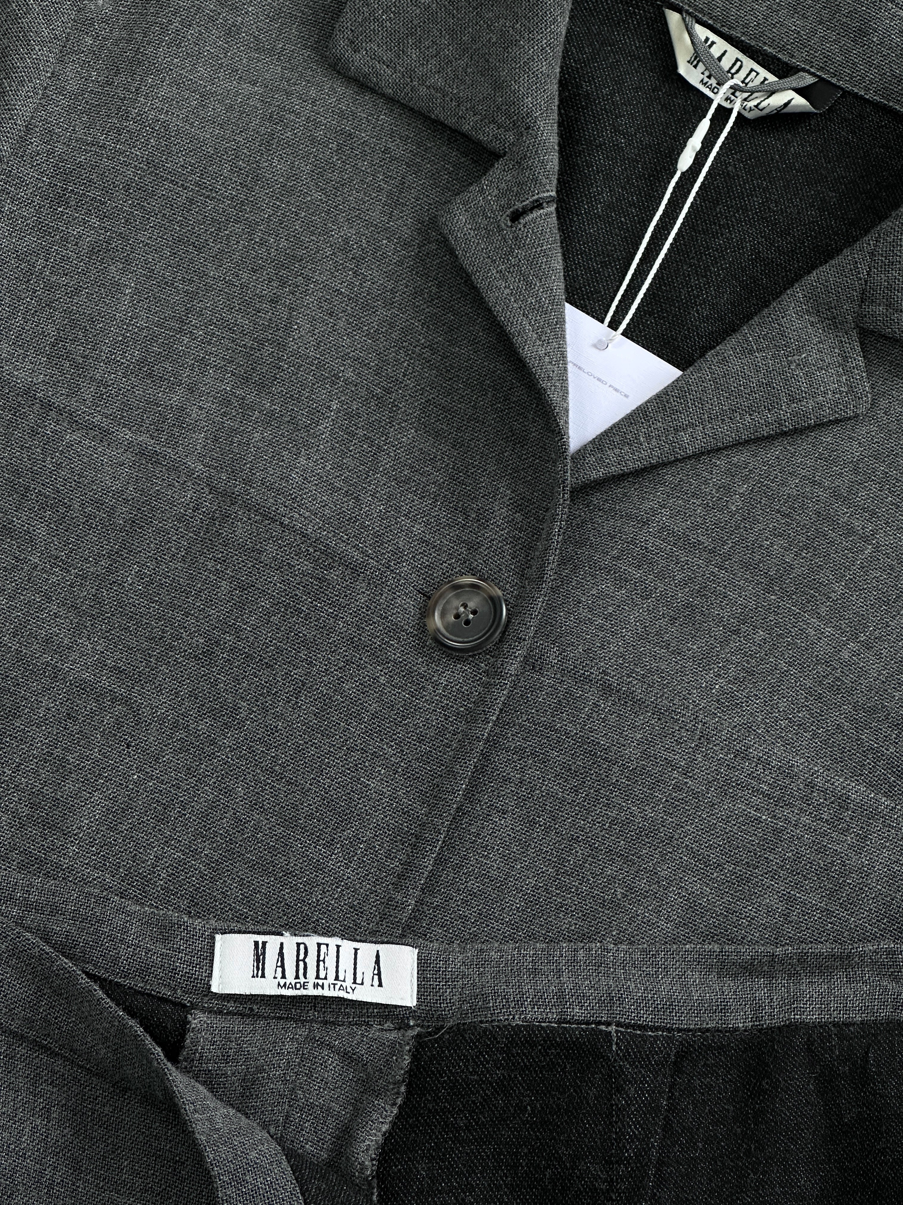 Marella wool two-piece trouser and jacket set, stylish tailored jacket and matching trousers in classic wool fabric.