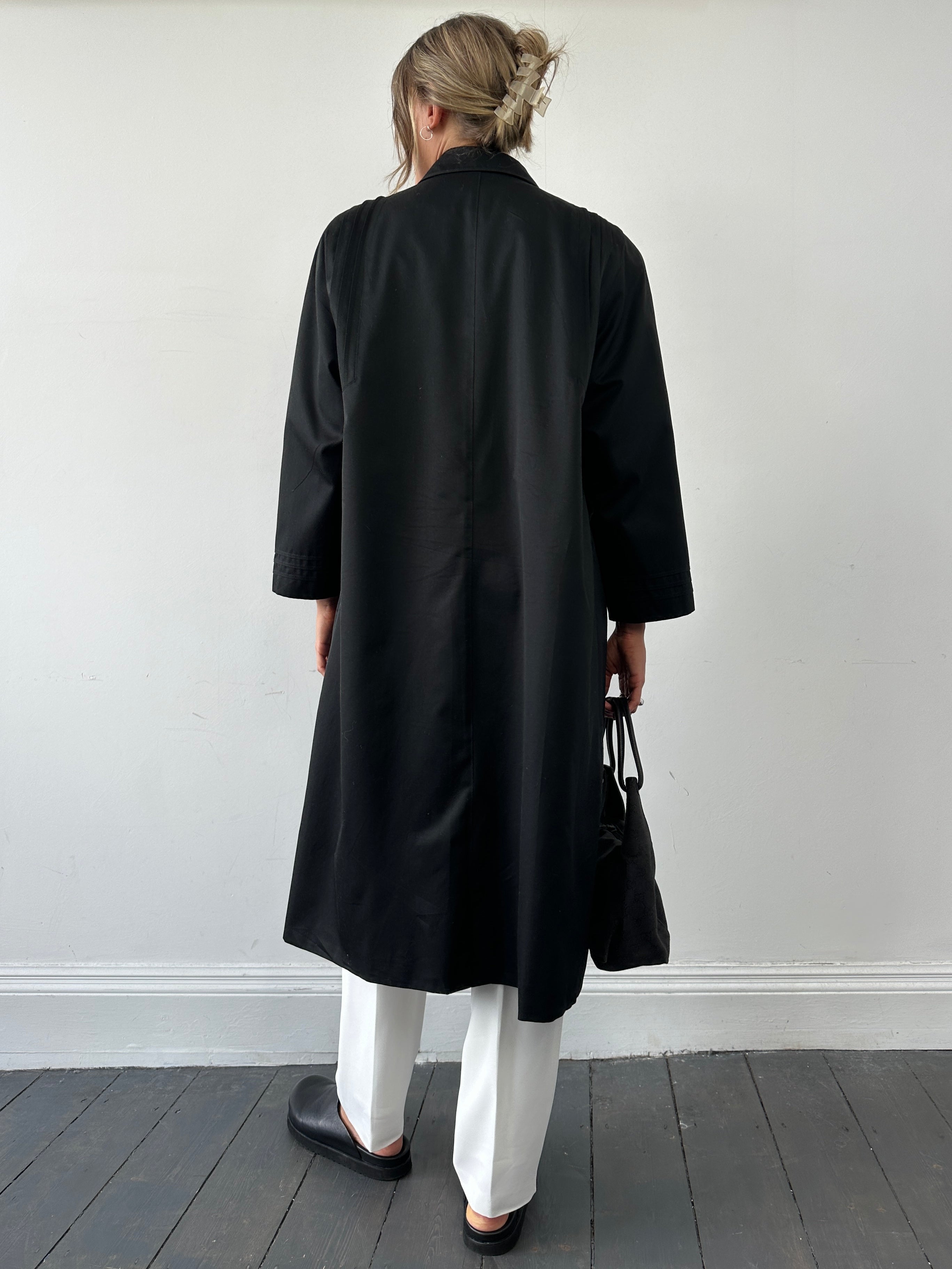 Vintage brand vintage pleated cotton trench coat in size M, displayed on a hanger with classic design and neutral color.