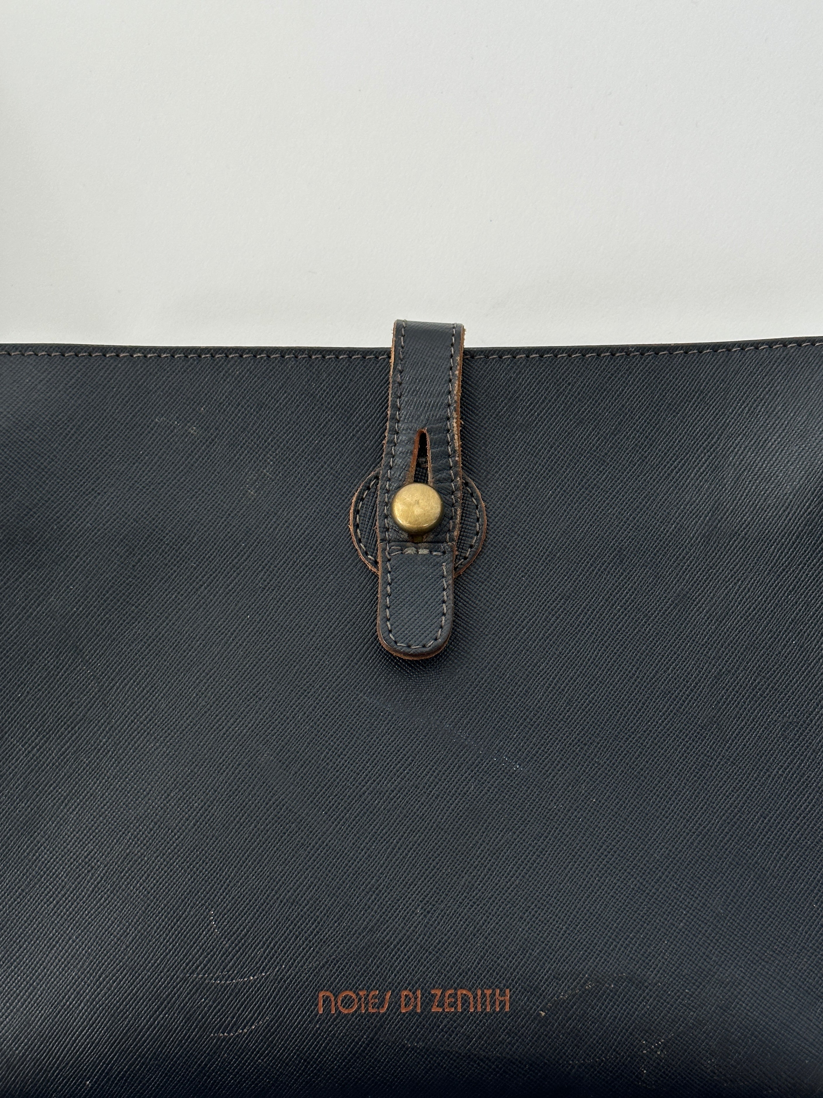 Vintage leather crossbody bag with adjustable strap and classic design, suitable for everyday use and stylish outfits.