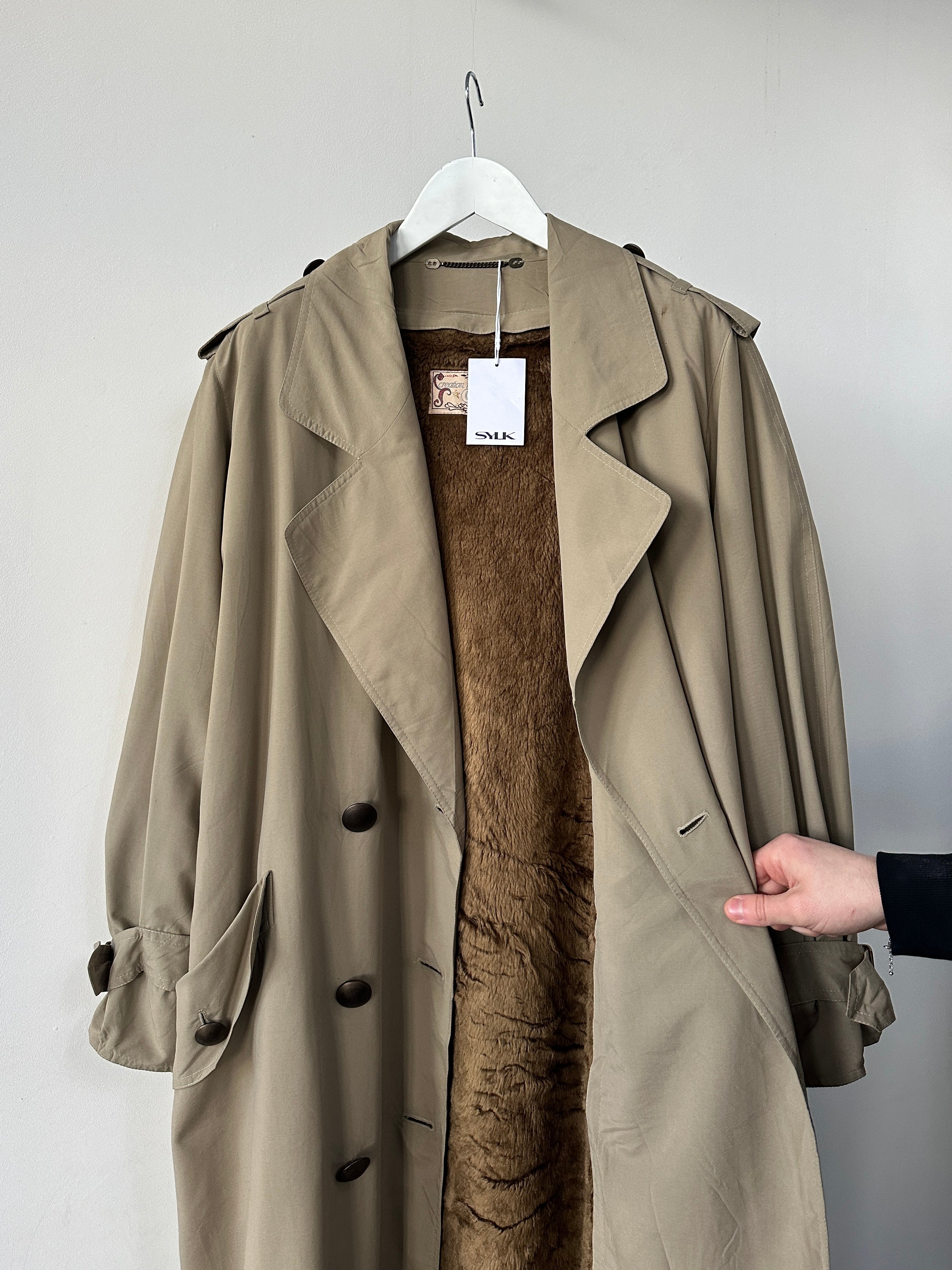 Vintage fur-lined double-breasted trench coat with belt in size XL, featuring classic style and warm, textured interior.