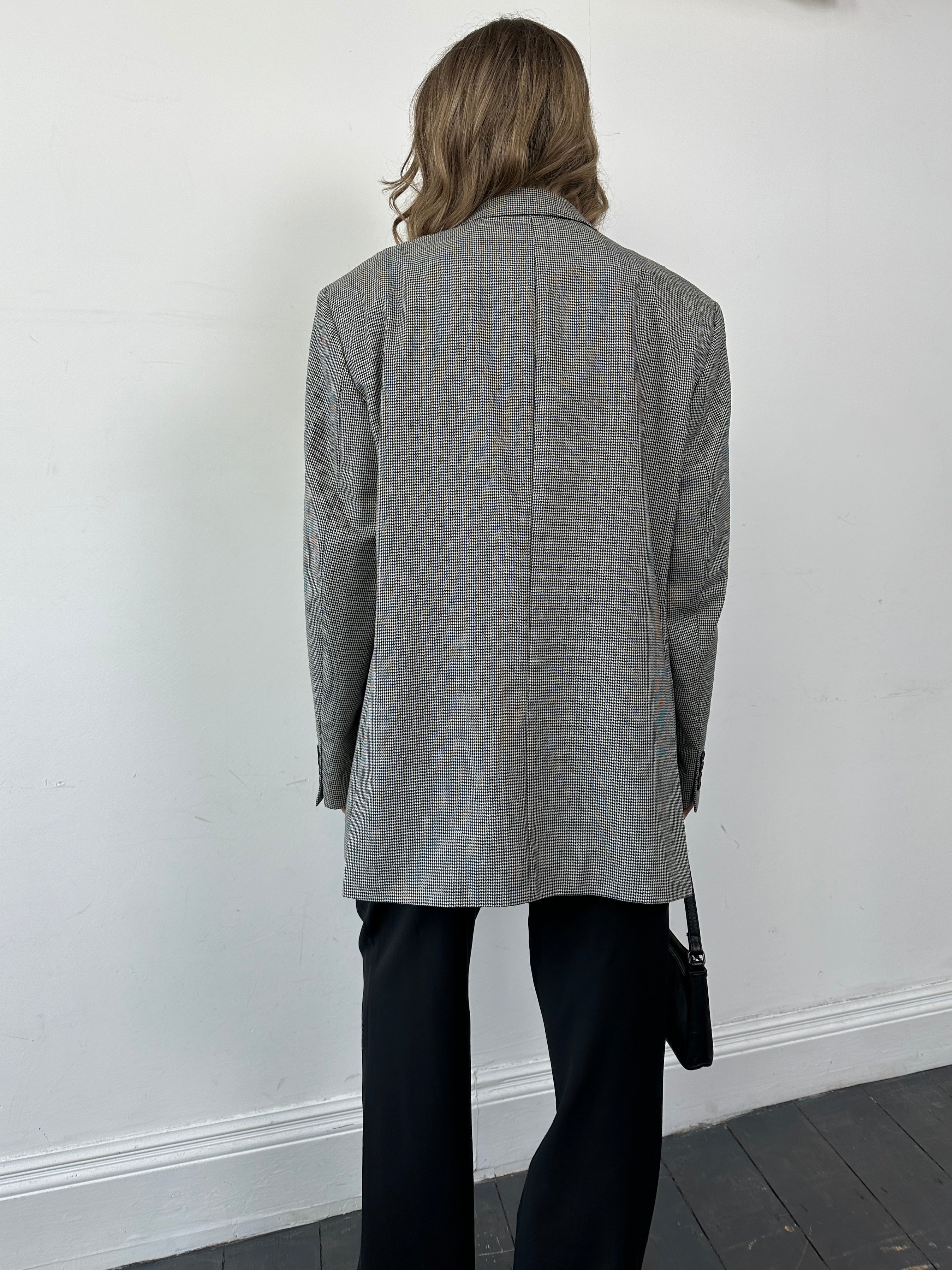 Vintage pure wool dogtooth blazer in XL with single-breasted design, classic tailored look and detailed pattern.